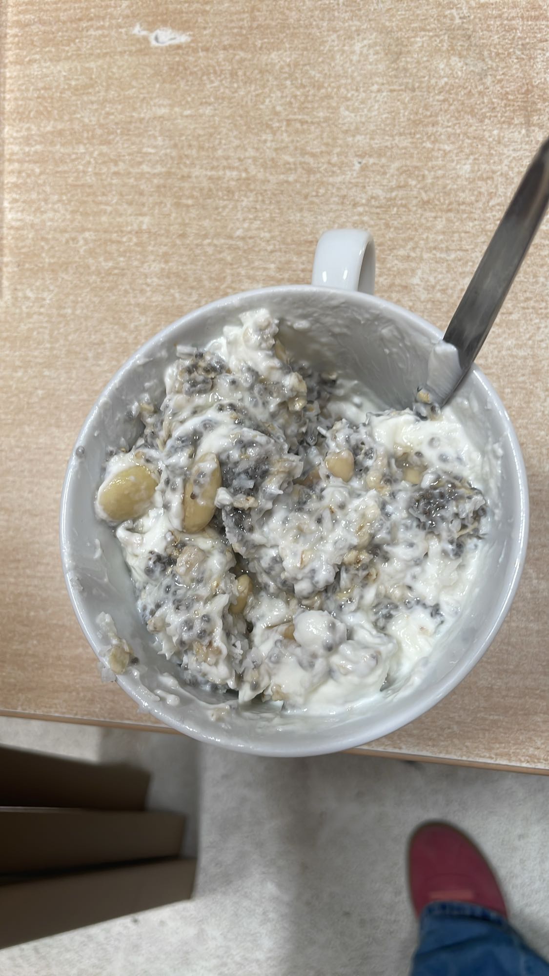 Jogurt z chia i orzechami