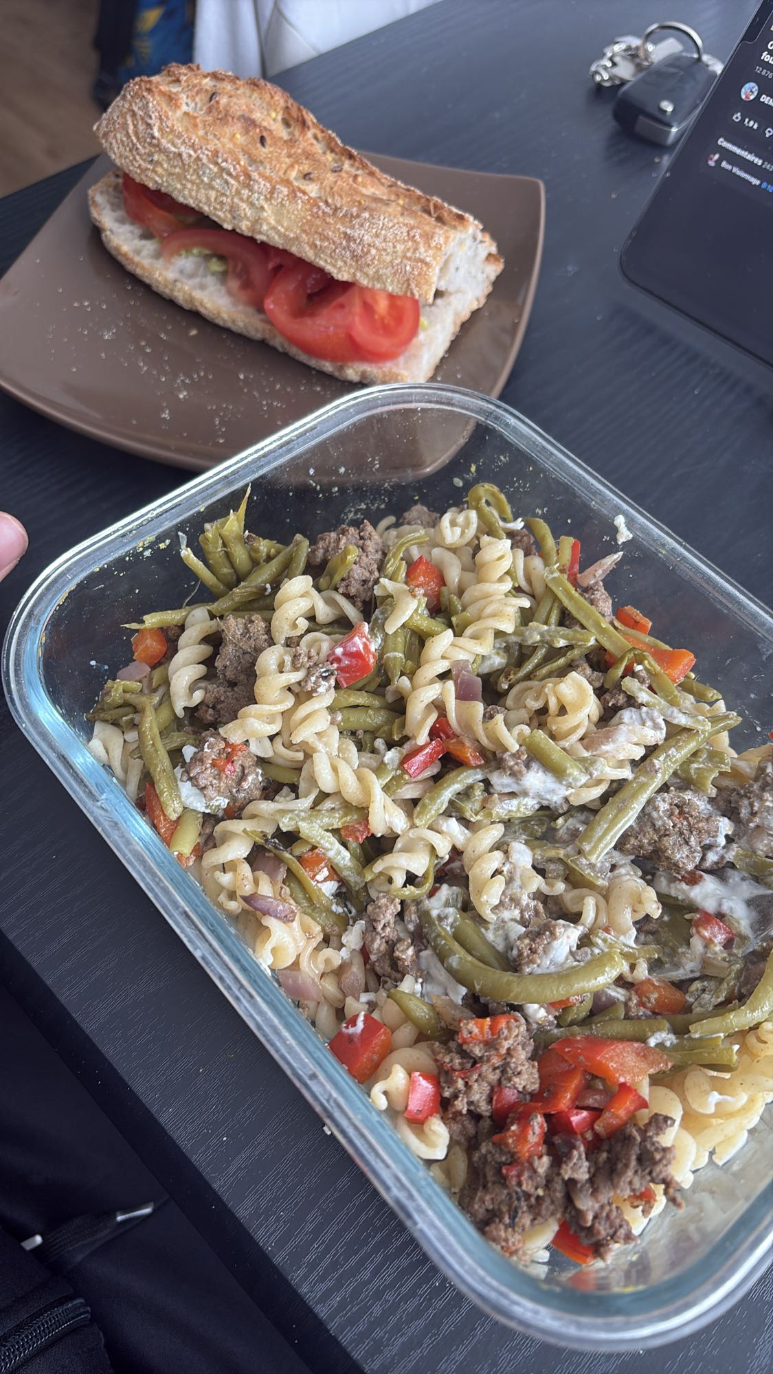 Pâtes et sandwich tomate