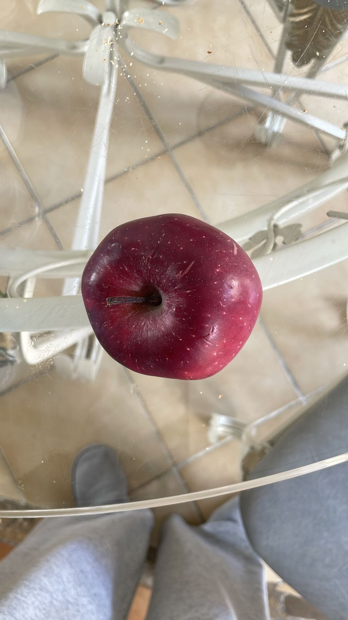 Pomme rouge entière