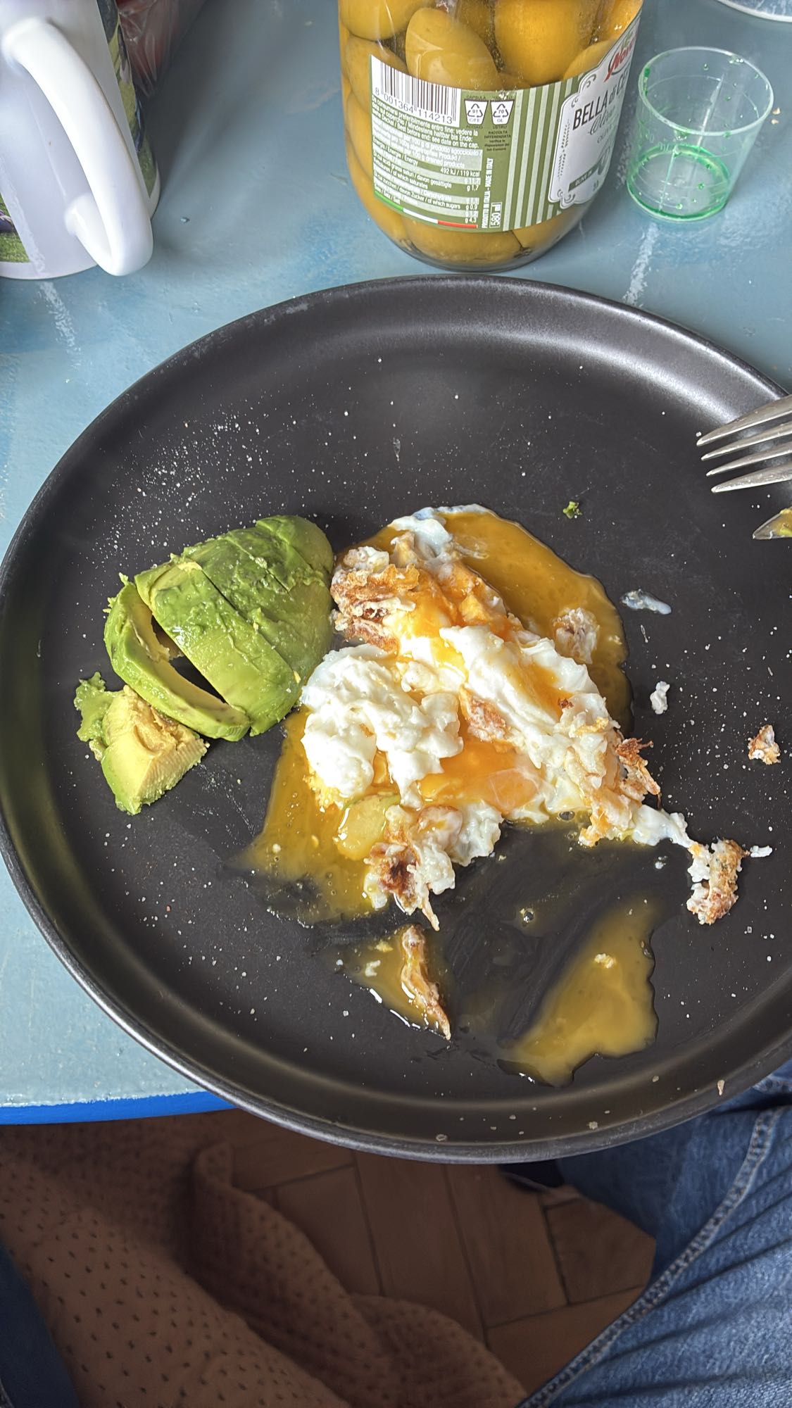 Gebakken ei met avocado