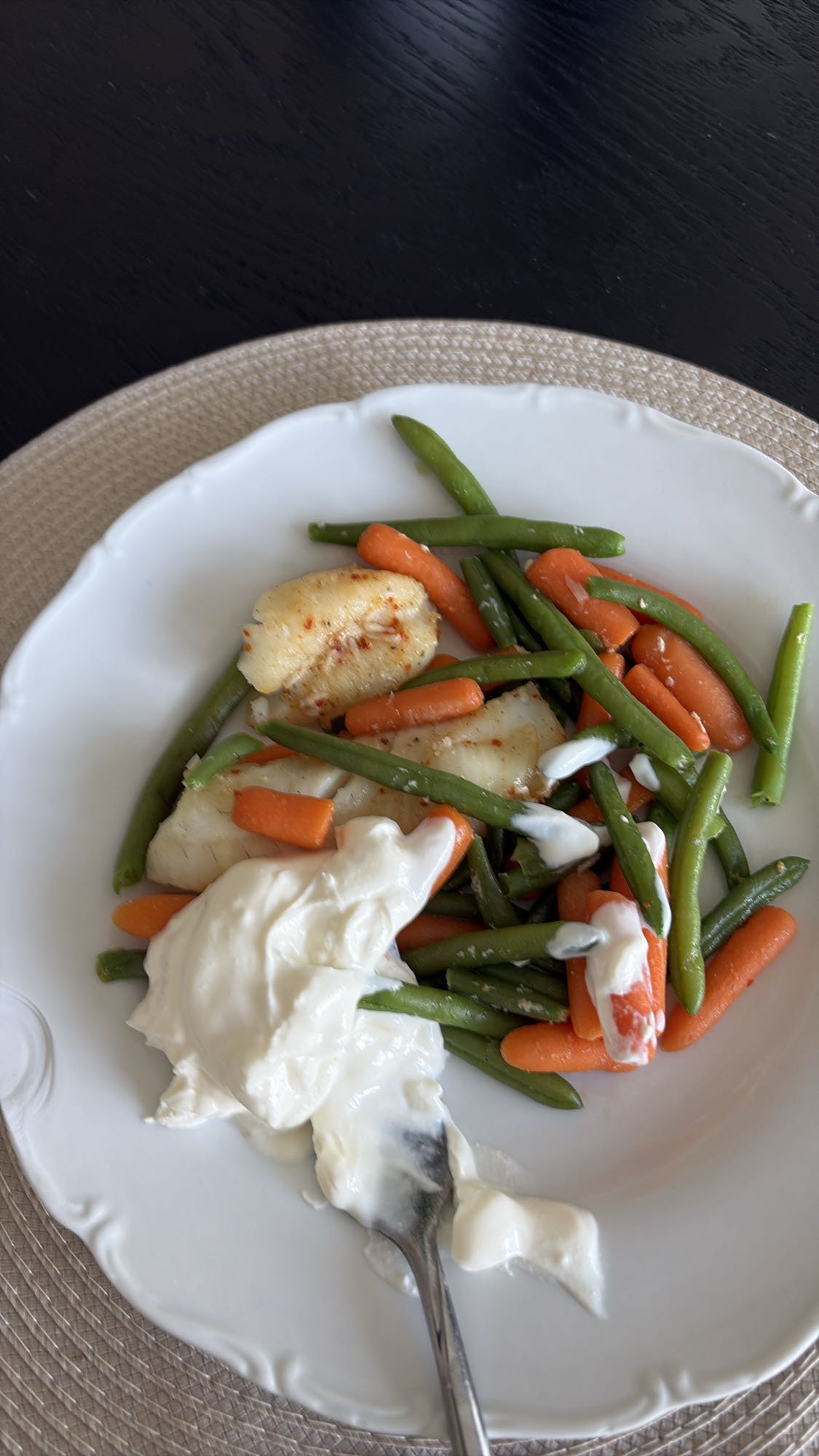 Fisk med grönsaker och yoghurt