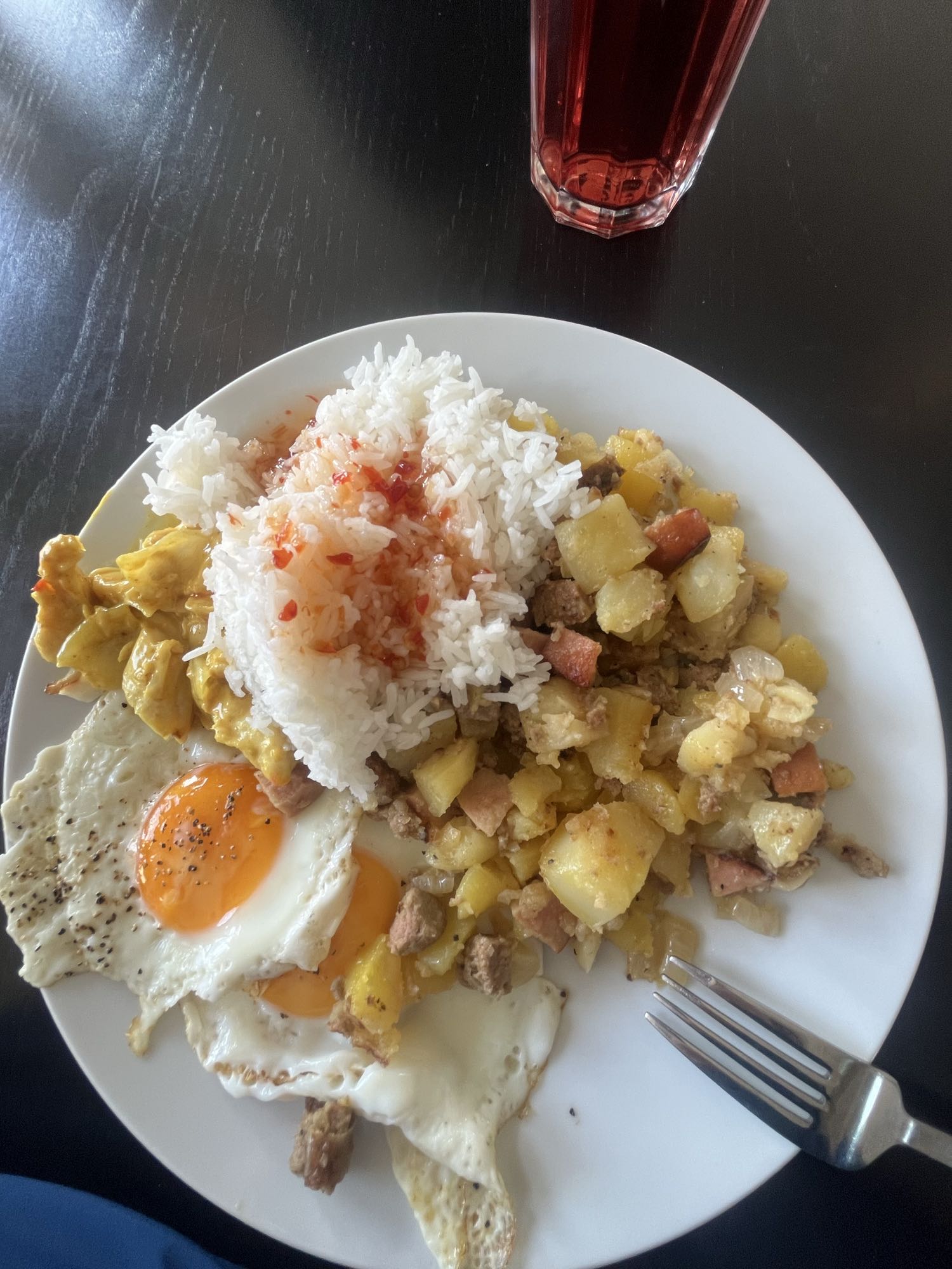 Ris, pyttipanna och stekt ägg