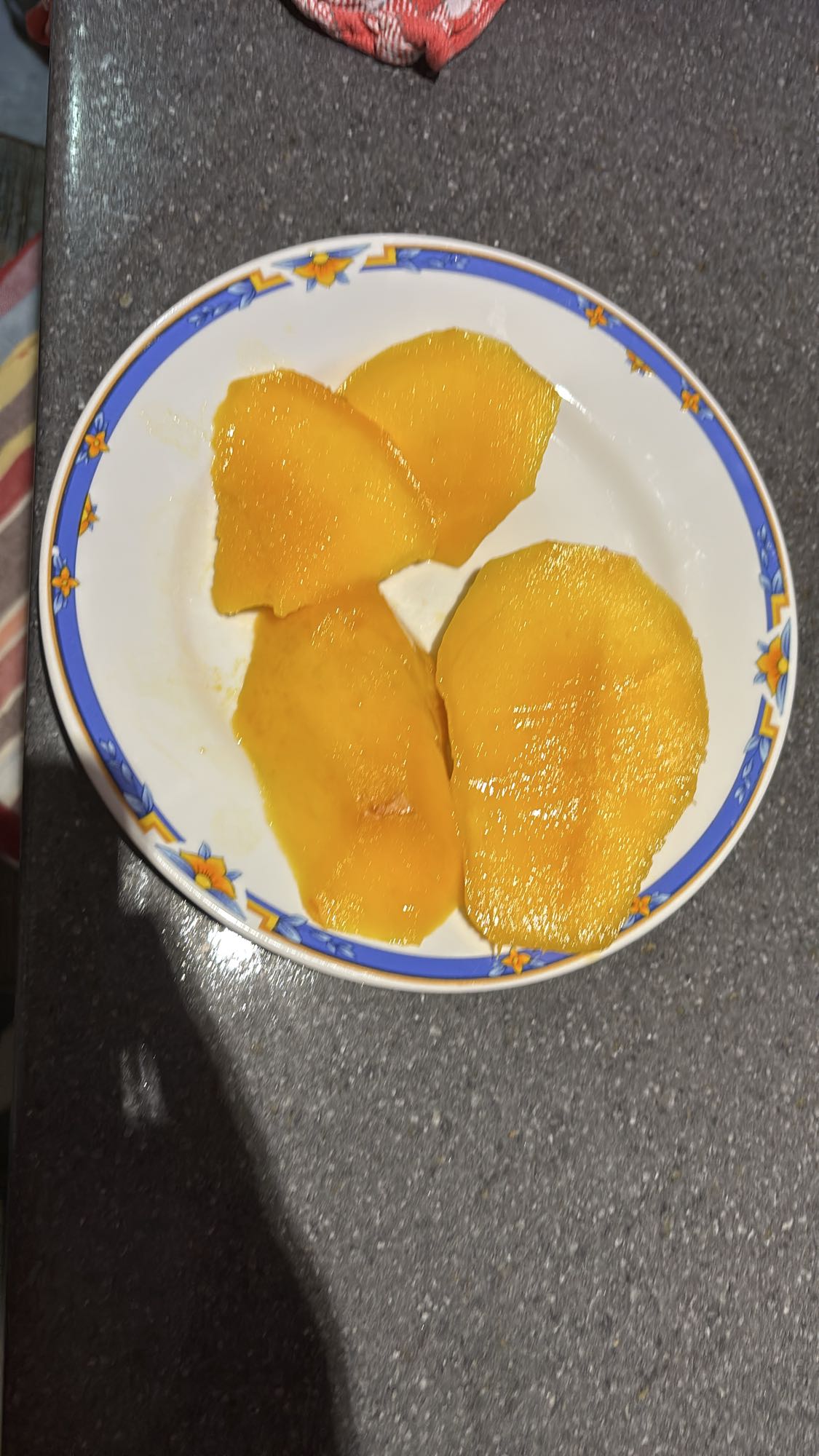 Tranches de mangue fraîche