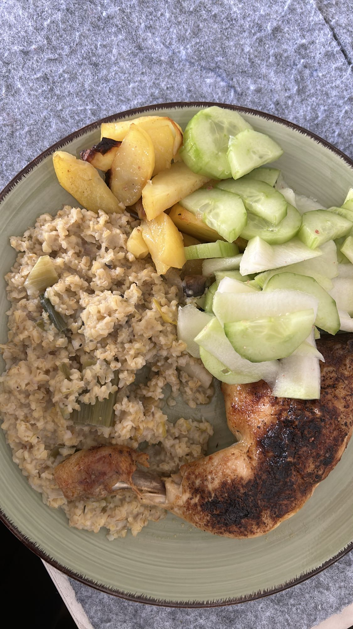 Pui cu bulgur, cartofi și castraveți