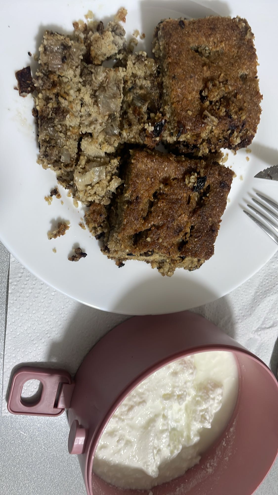 Baked kibbeh with yogurt