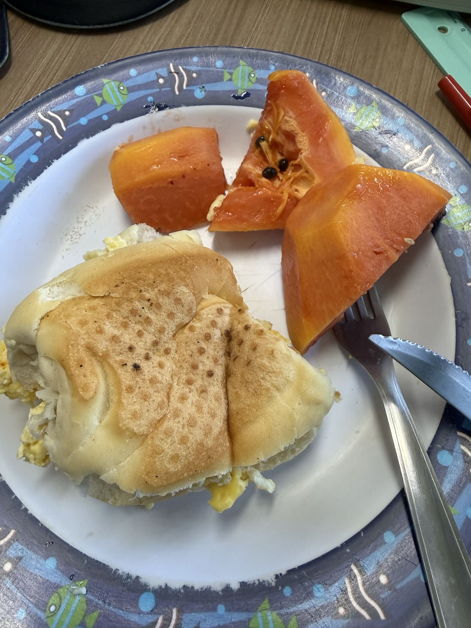Pão com ovo e mamão