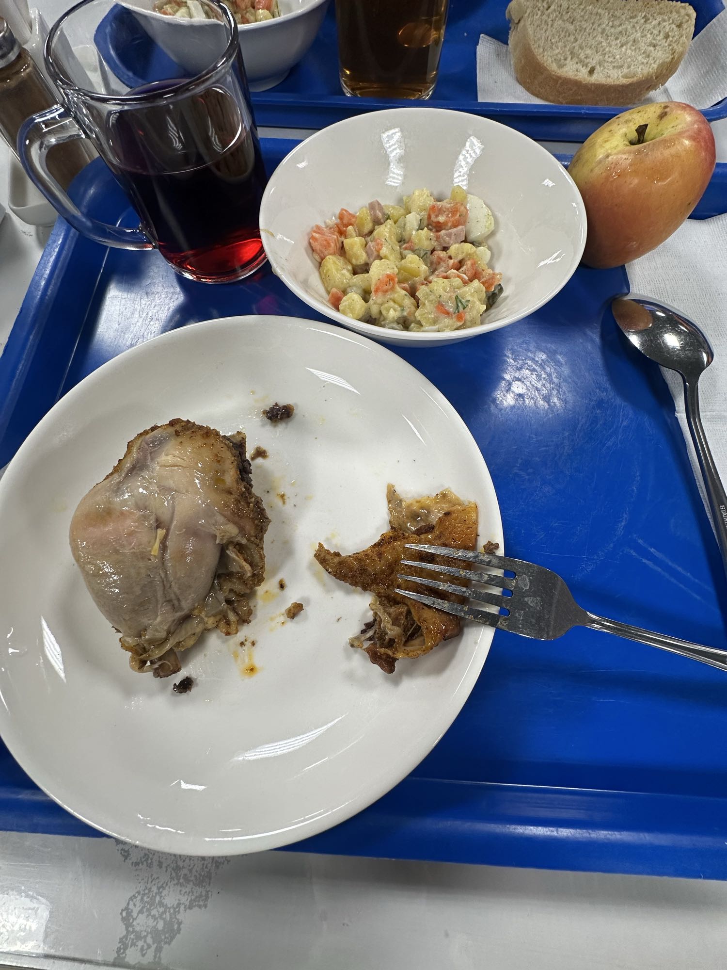 Обед с курицей и салатом