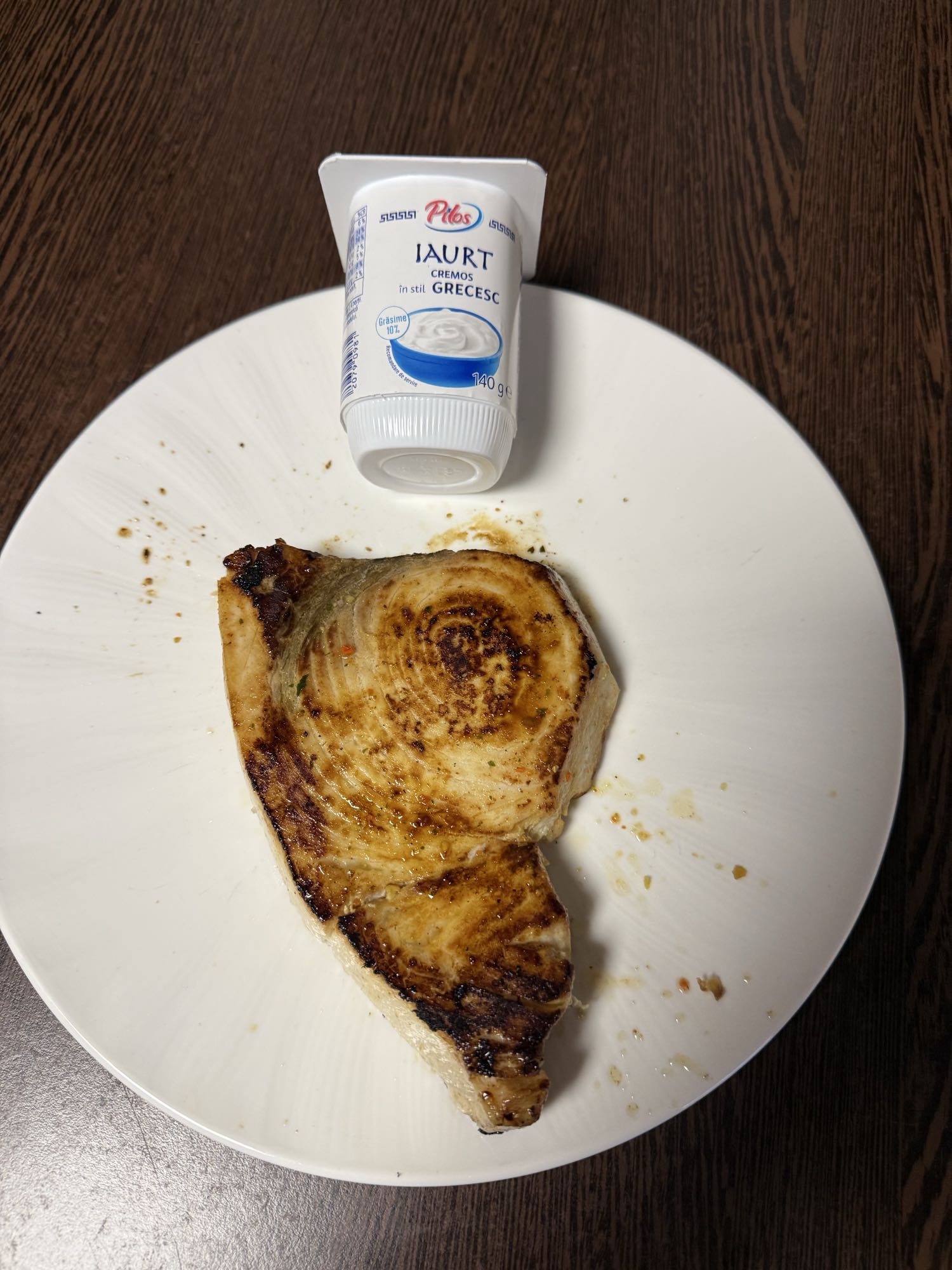 Ton la grătar cu iaurt grecesc