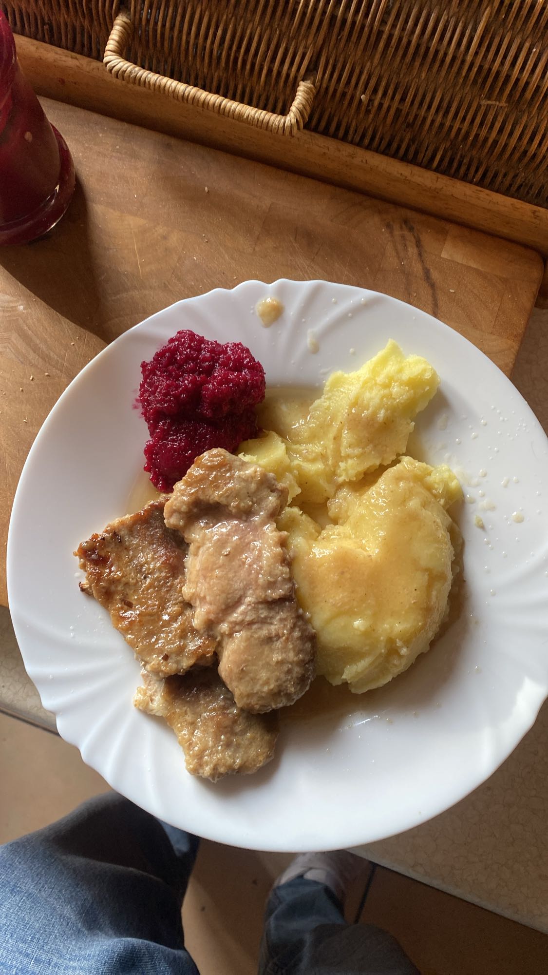 Schabowy z ziemniakami i buraczkami