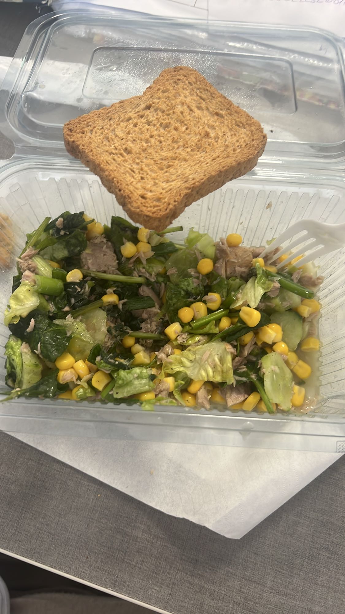Salată ton cu pâine prăjită