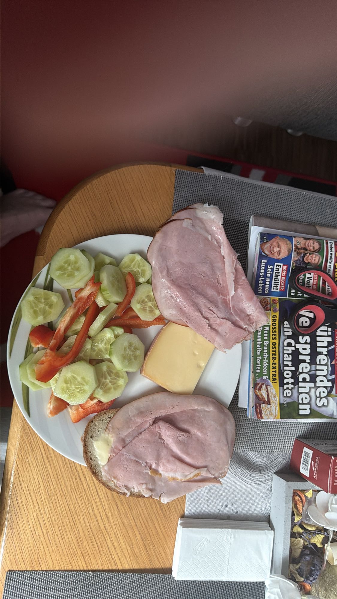 Schinkenbrot mit Gemüse