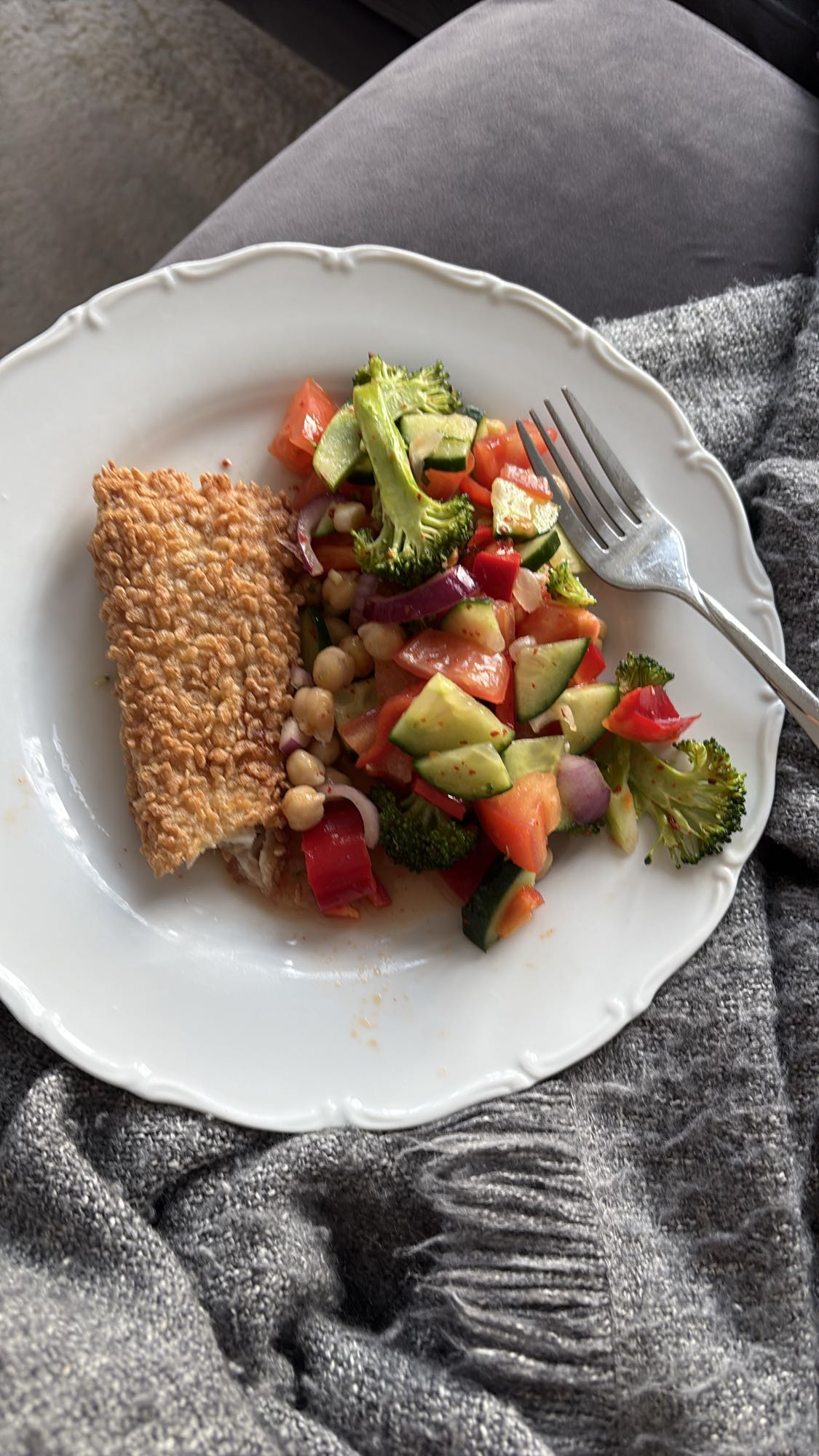 Panerad fisk med grönsakssallad