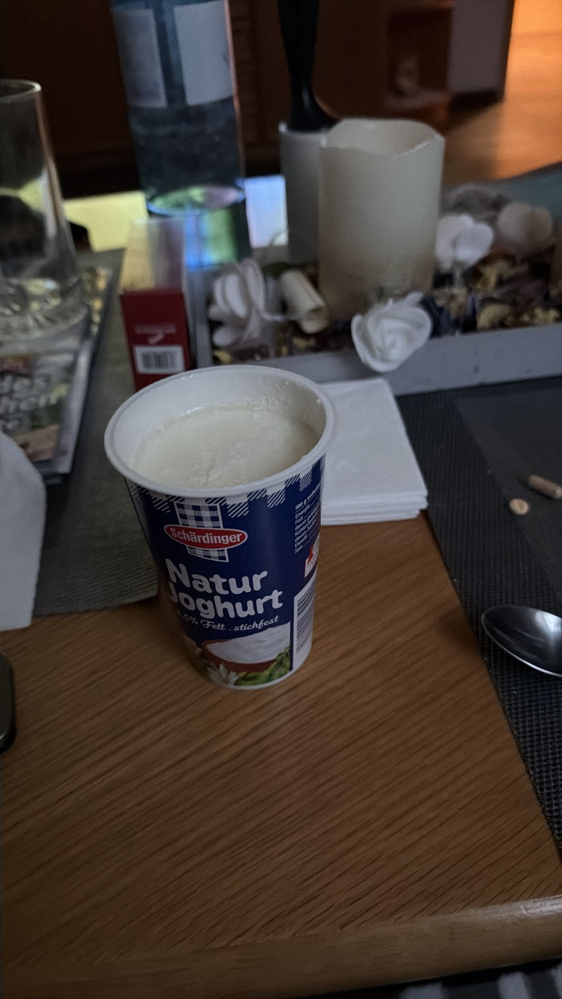 Naturjoghurt Becher