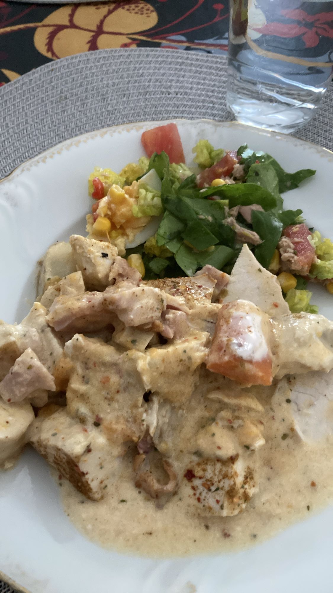 Kycklinggryta med sallad