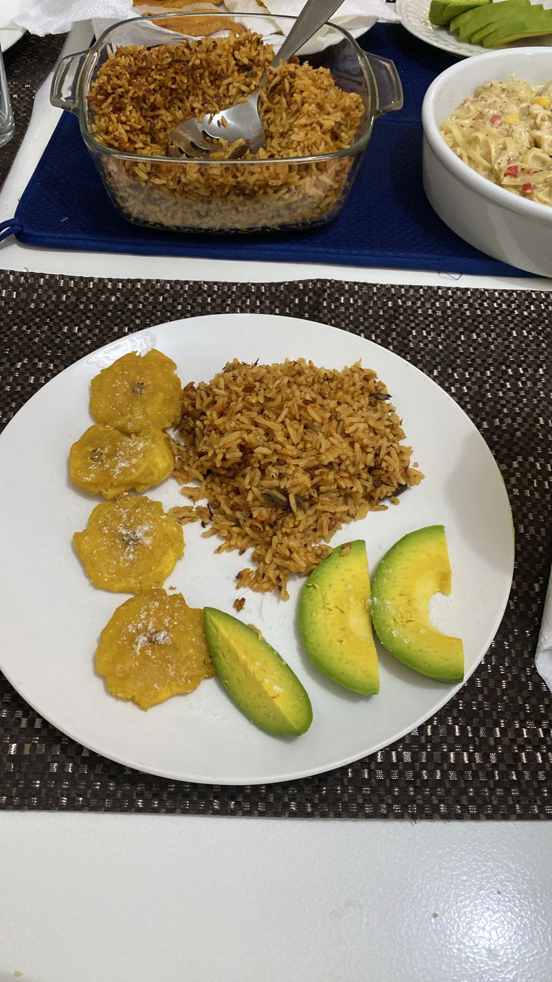 arroz, tostones y aguacate