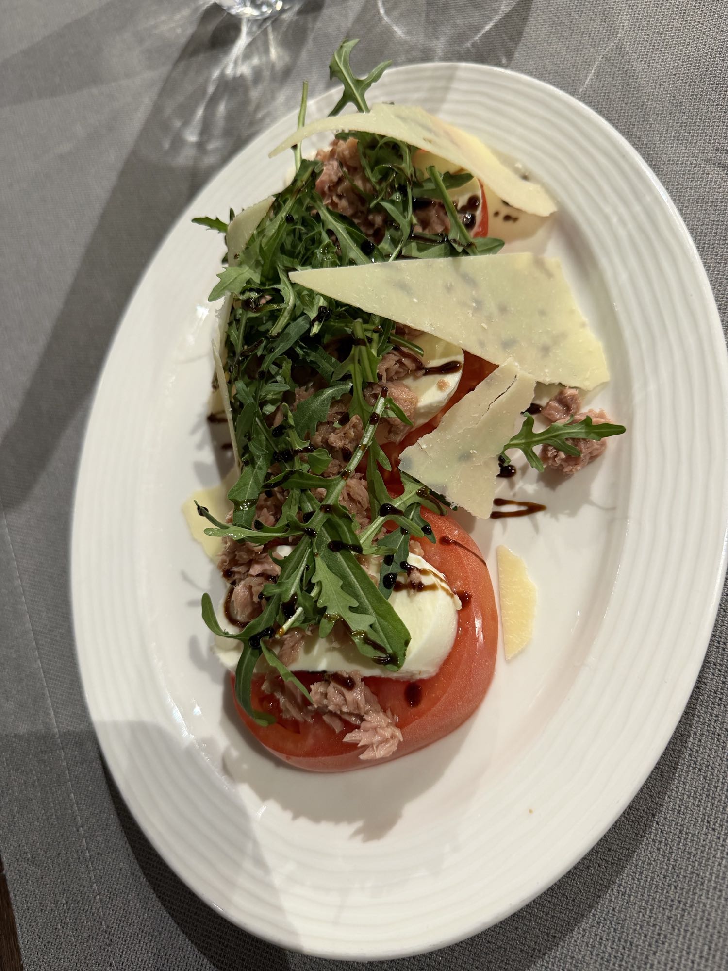 Ton balıklı caprese salata