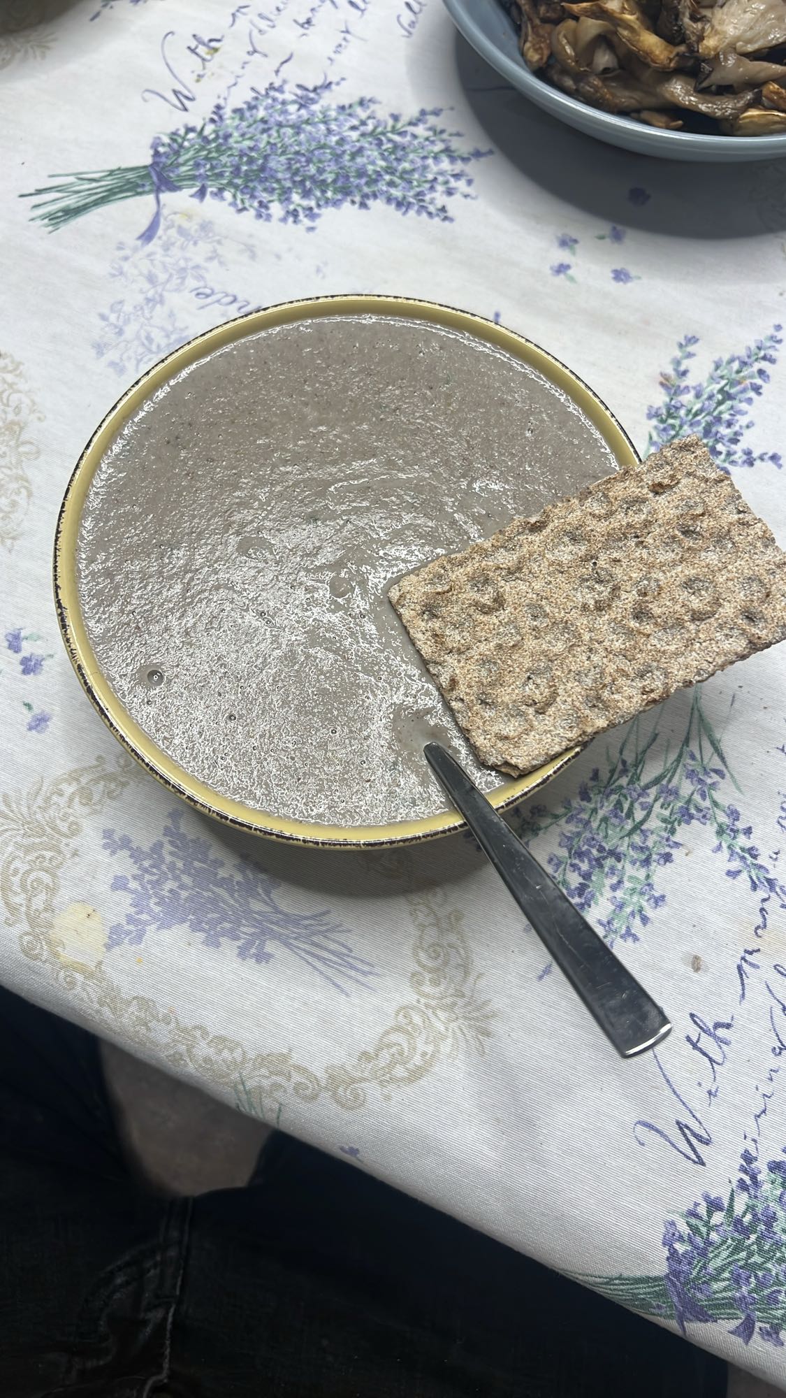 Supă cremă de ciuperci cu cracker