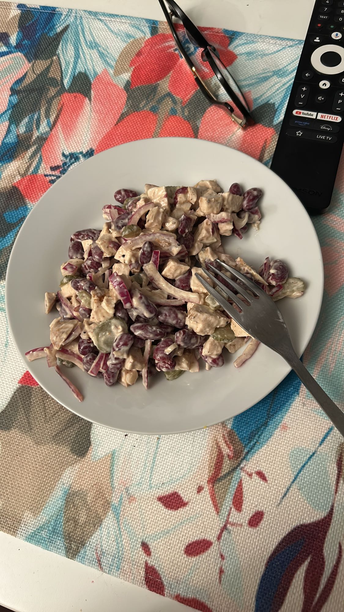 салат с курицей и фасолью