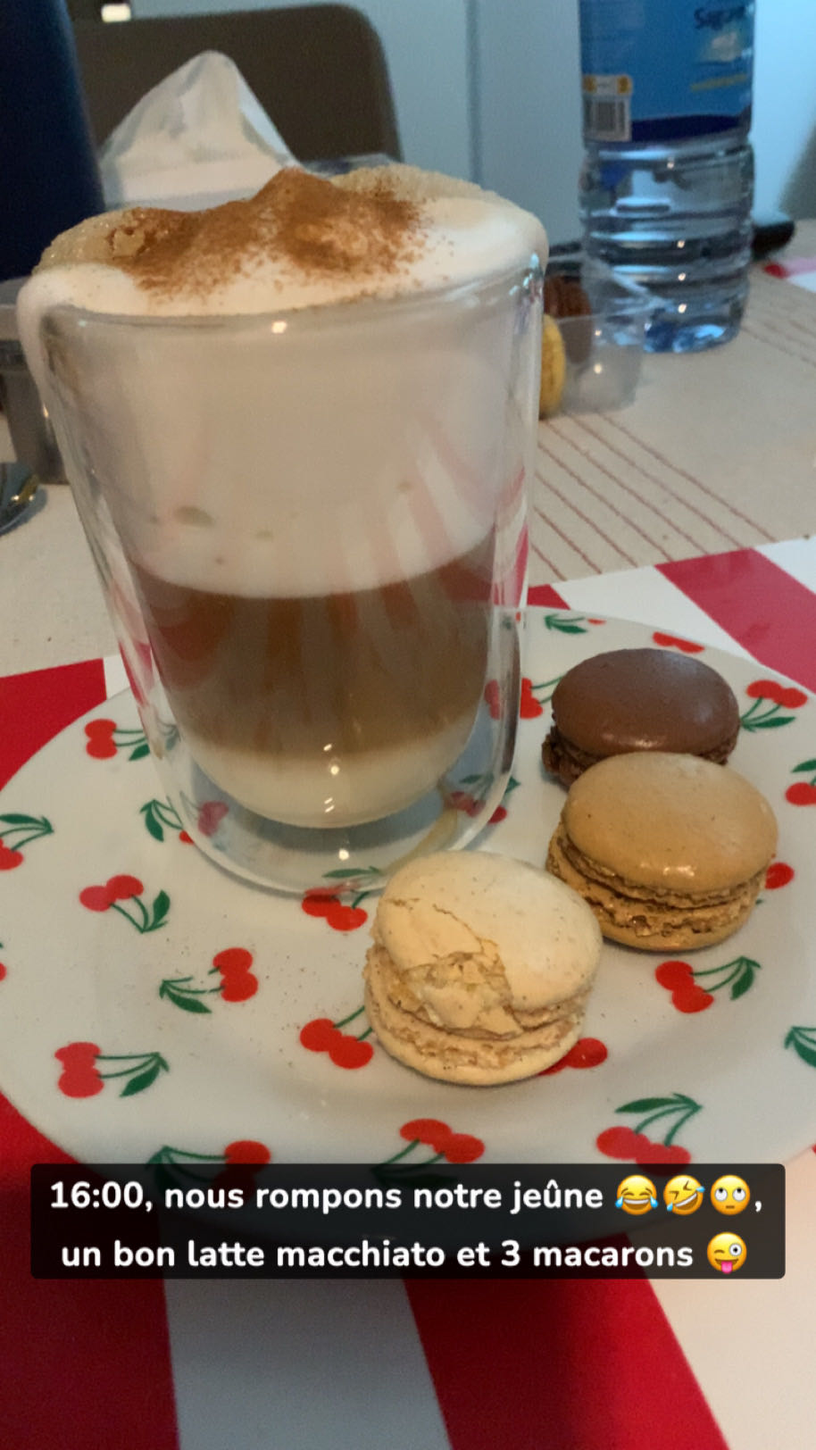 Latte macchiato et macarons