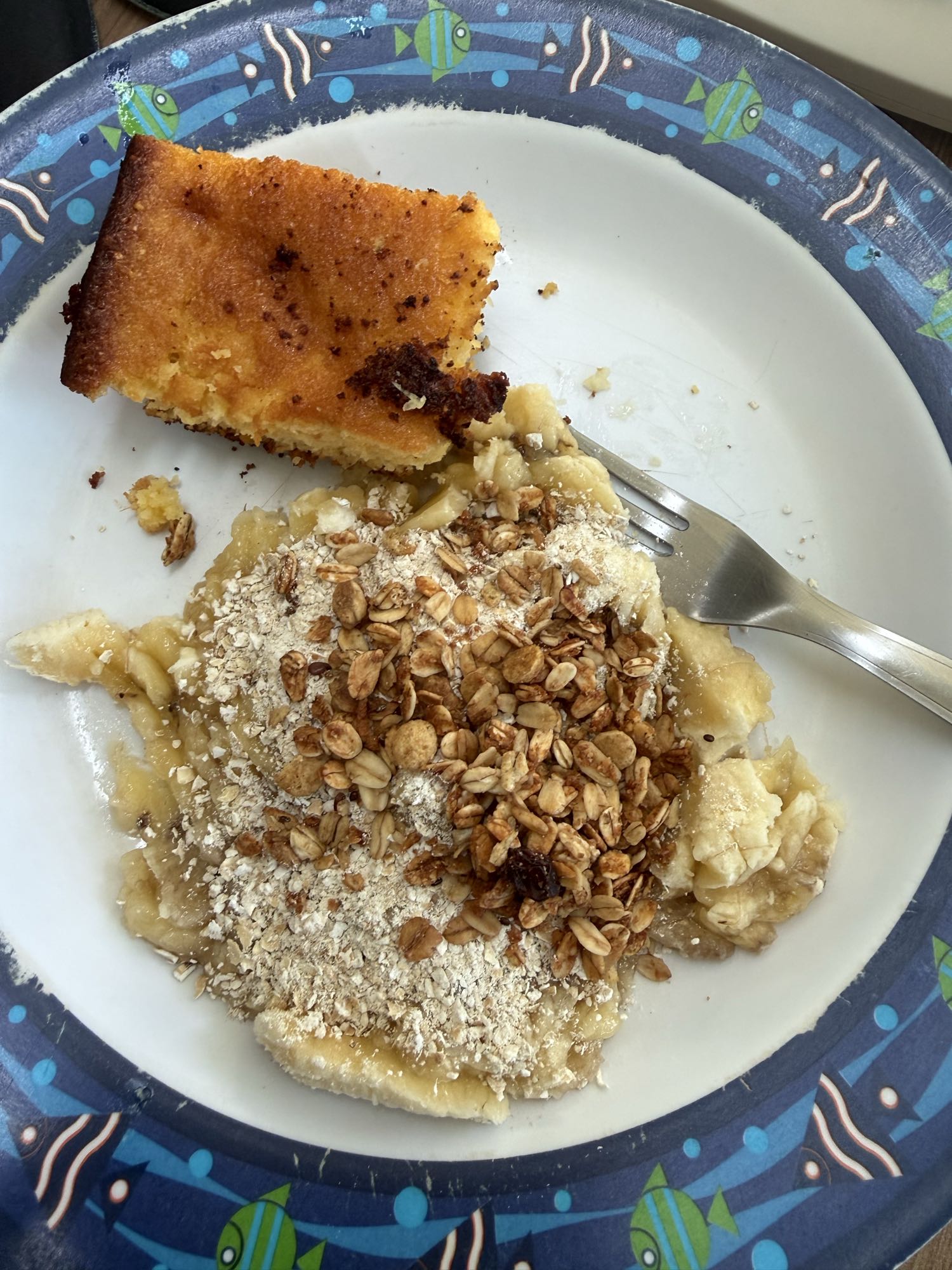 Bolo e banana com granola