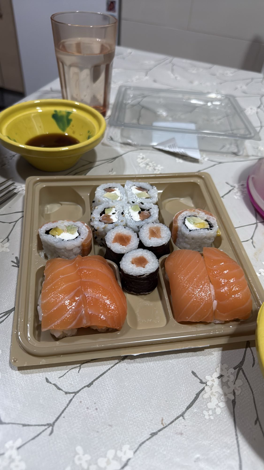 Sushi variado con salmón