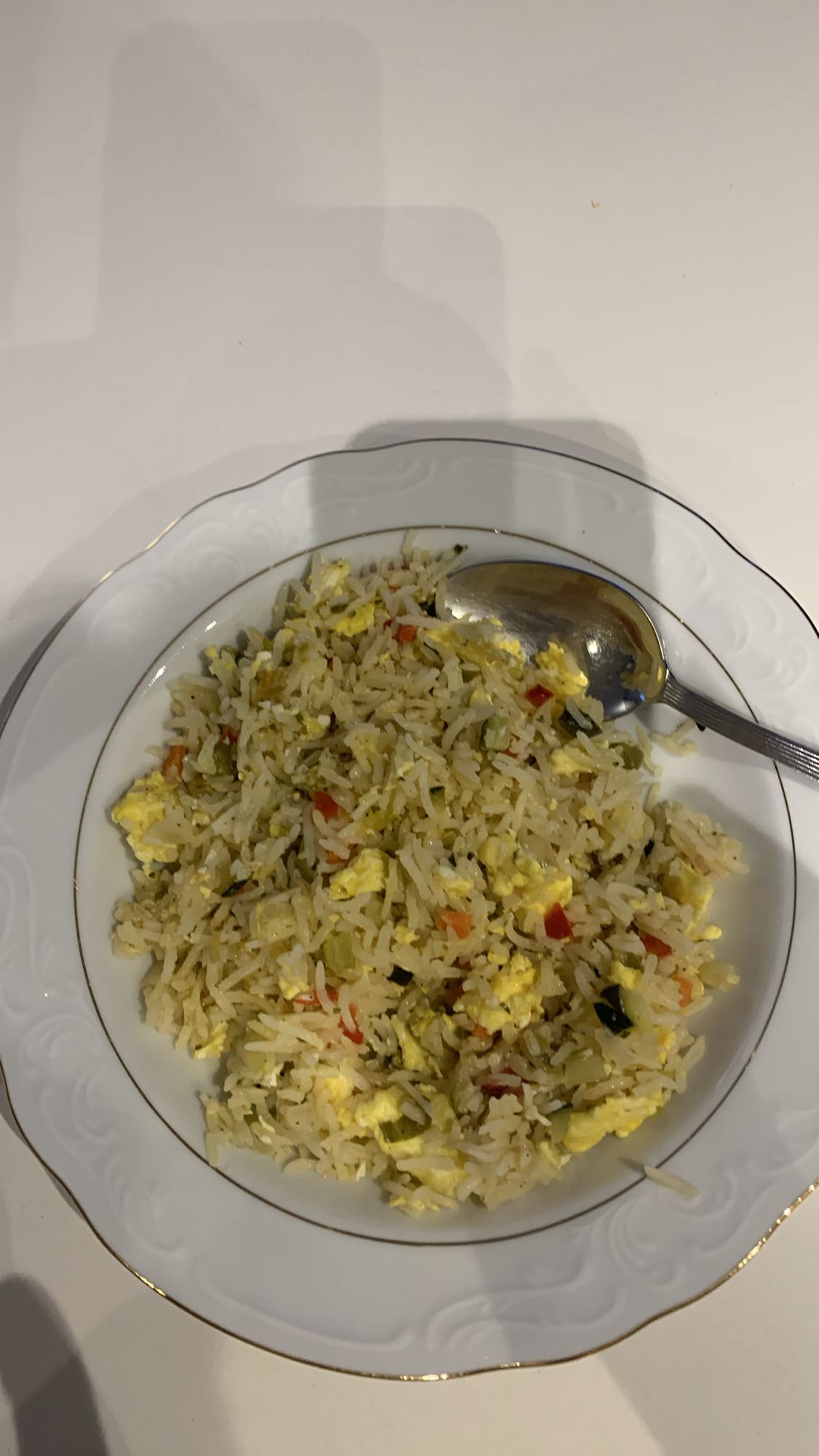 Riz sauté aux légumes et œuf