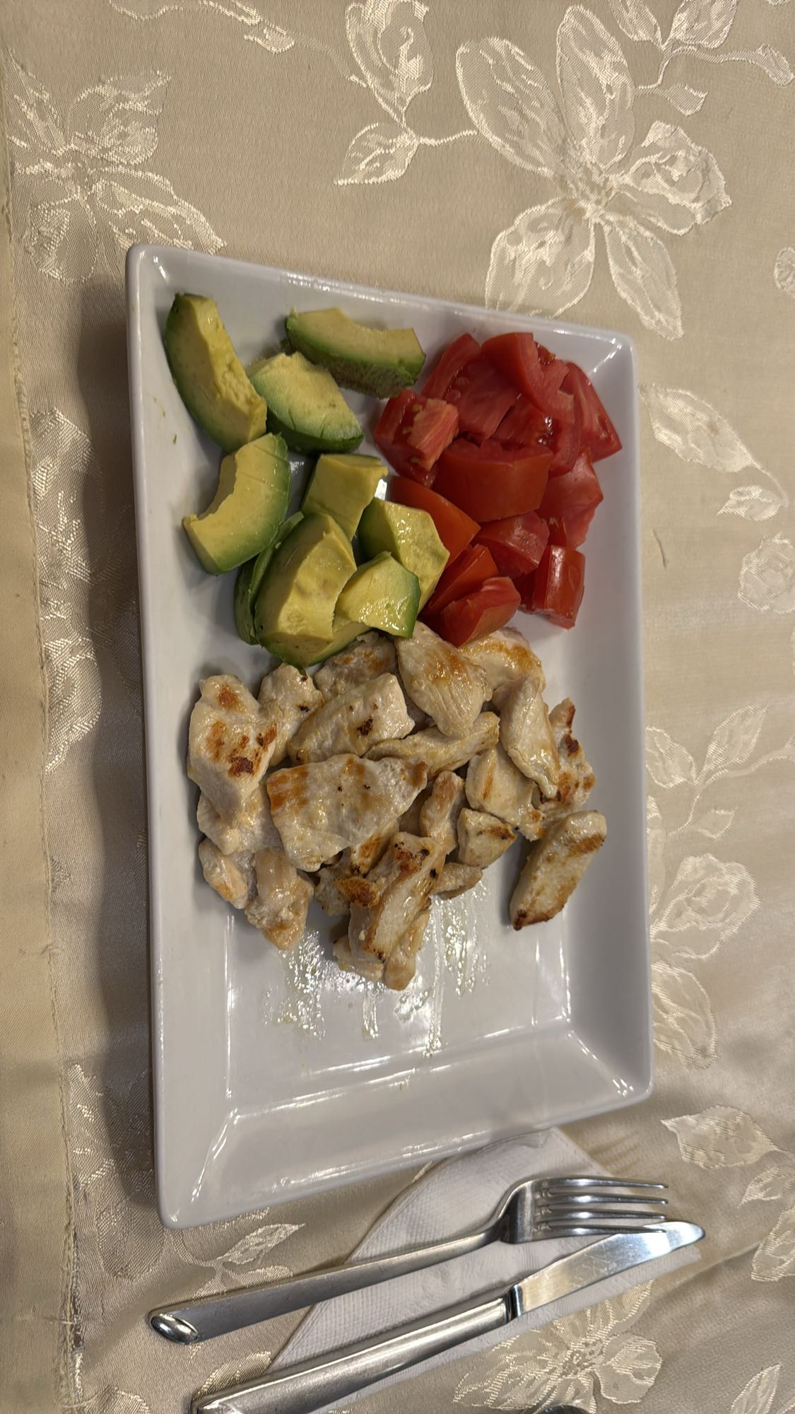 Pollo con aguacate y tomate