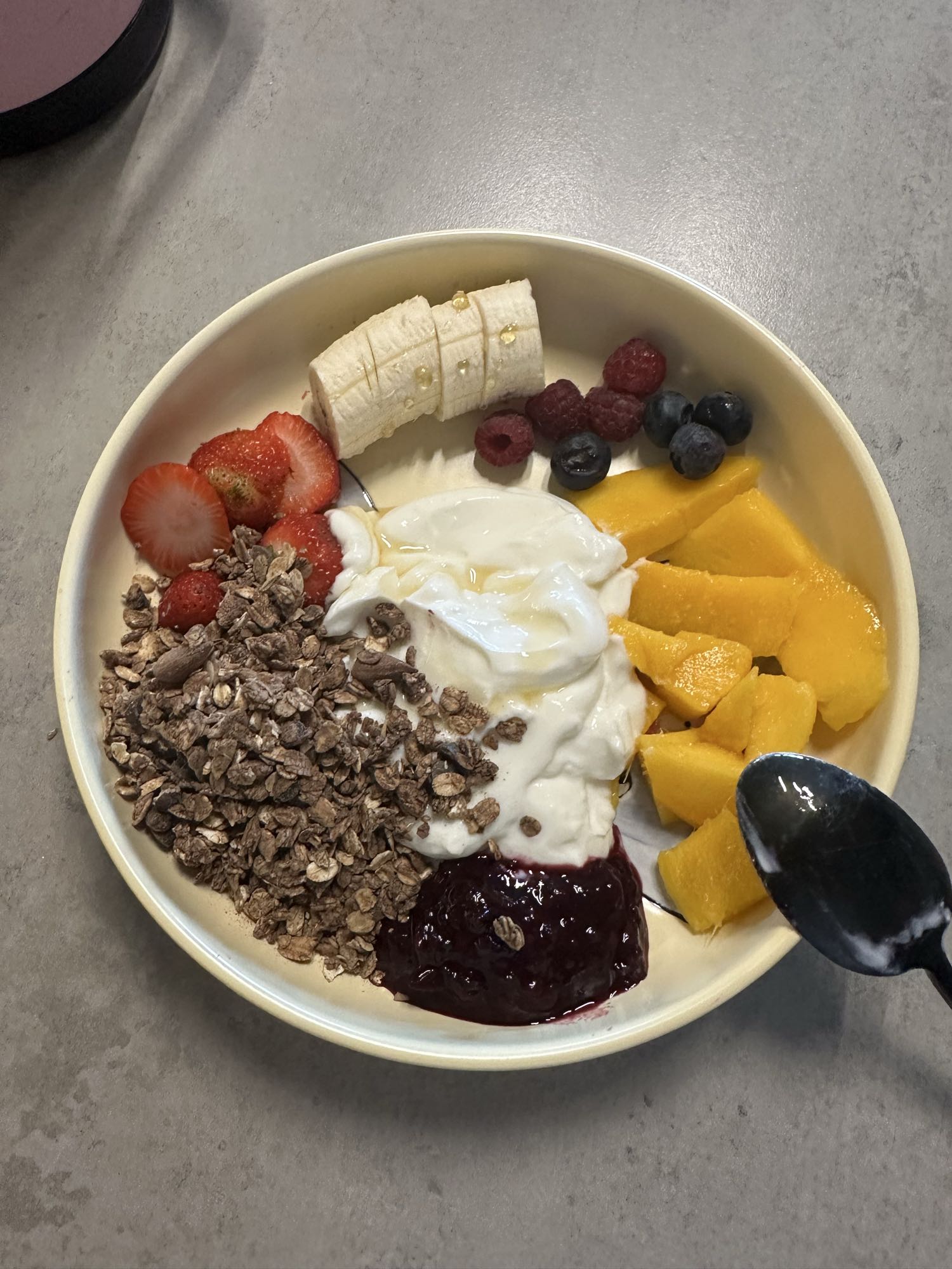Tazón de yogur y frutas
