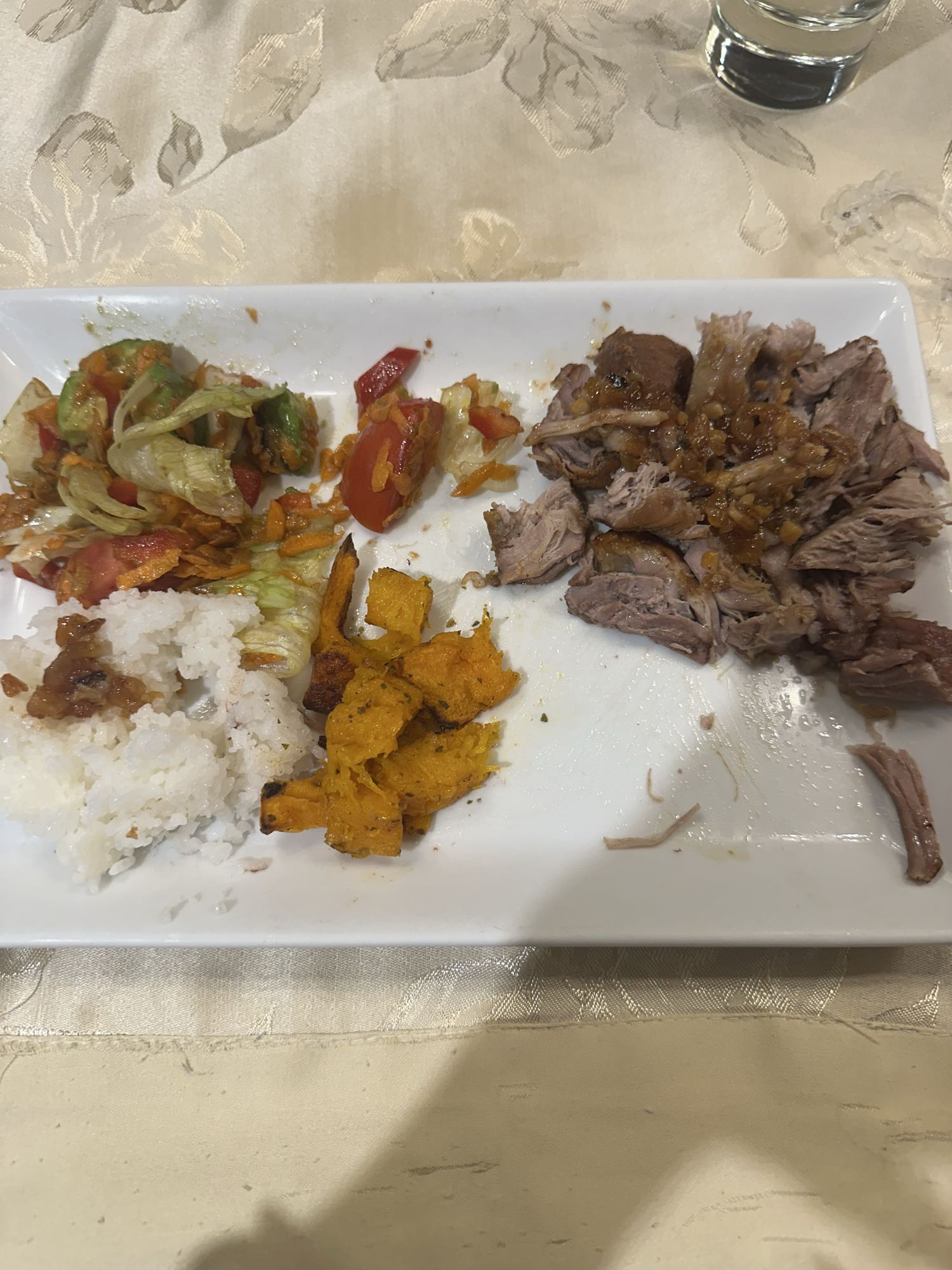 Carne con arroz y ensalada