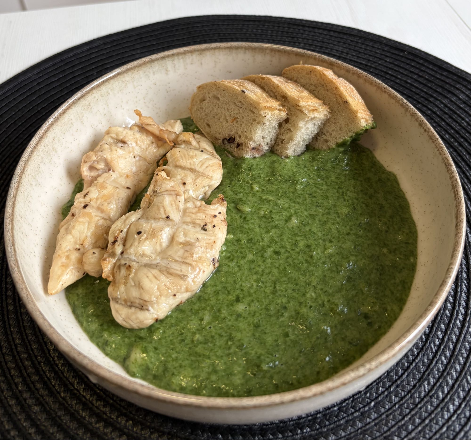 Piept de pui cu spanac și pâine