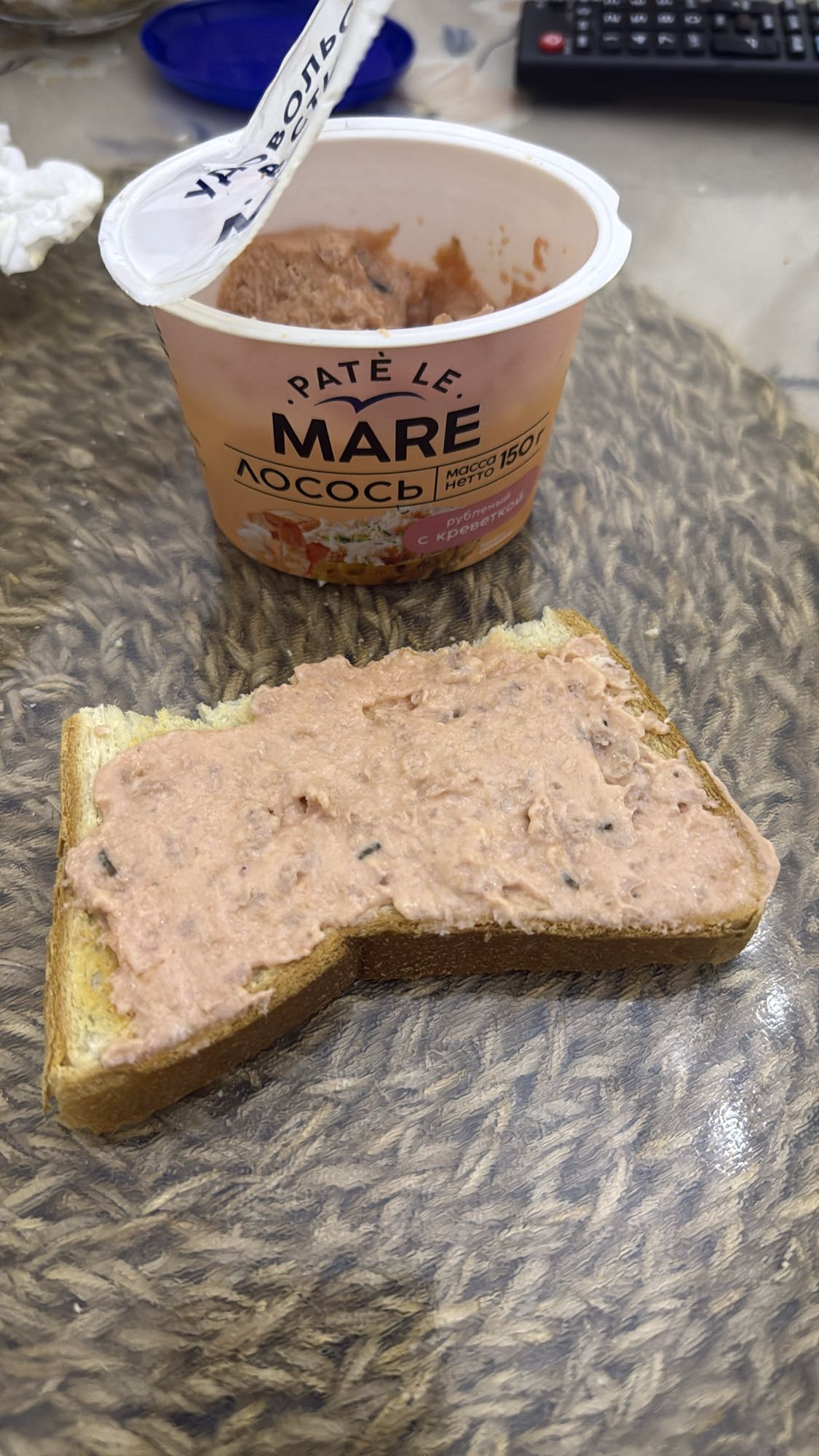 бутерброд с лососевым паштетом