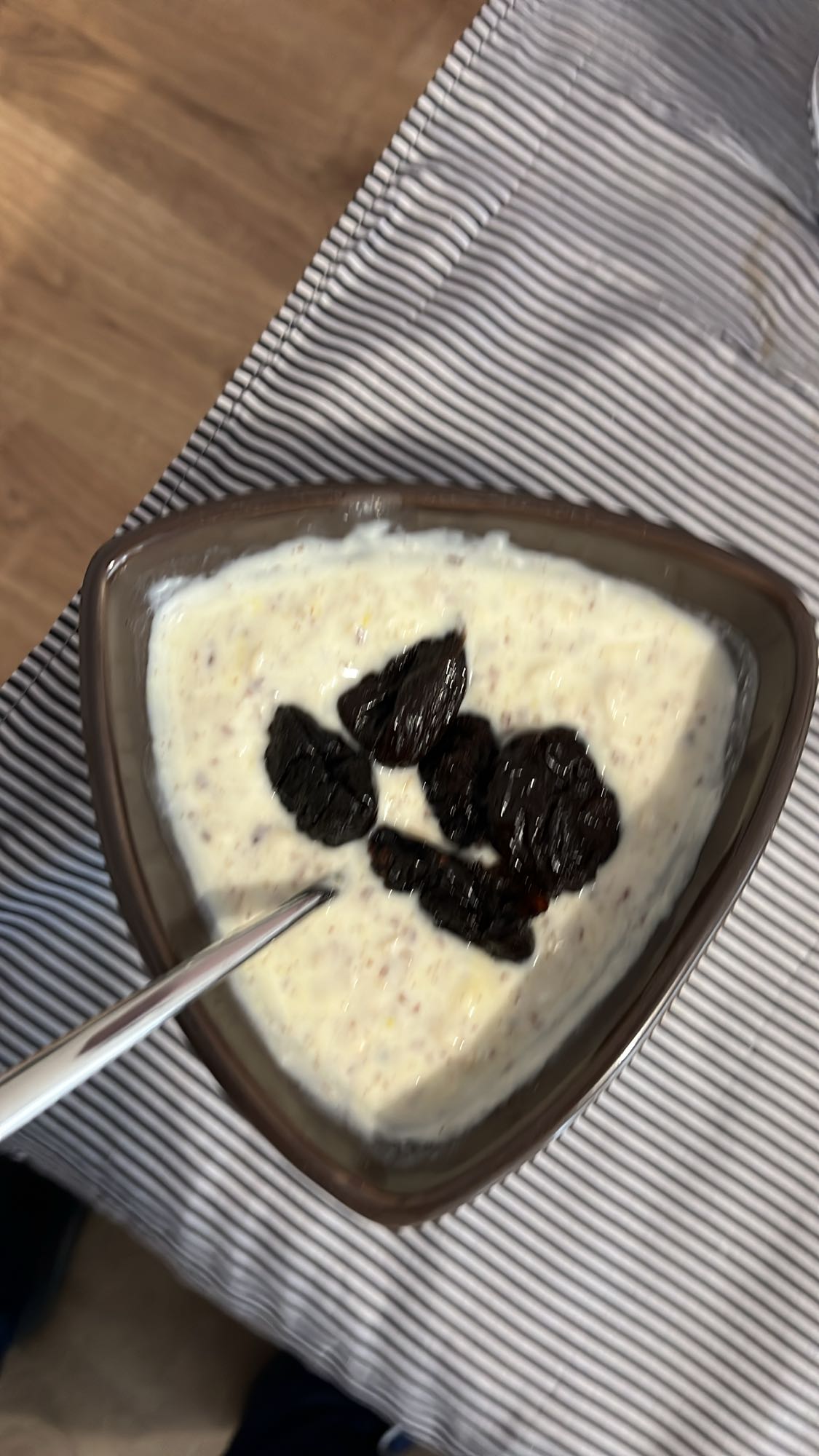 Кисело мляко с овес и сини сливи