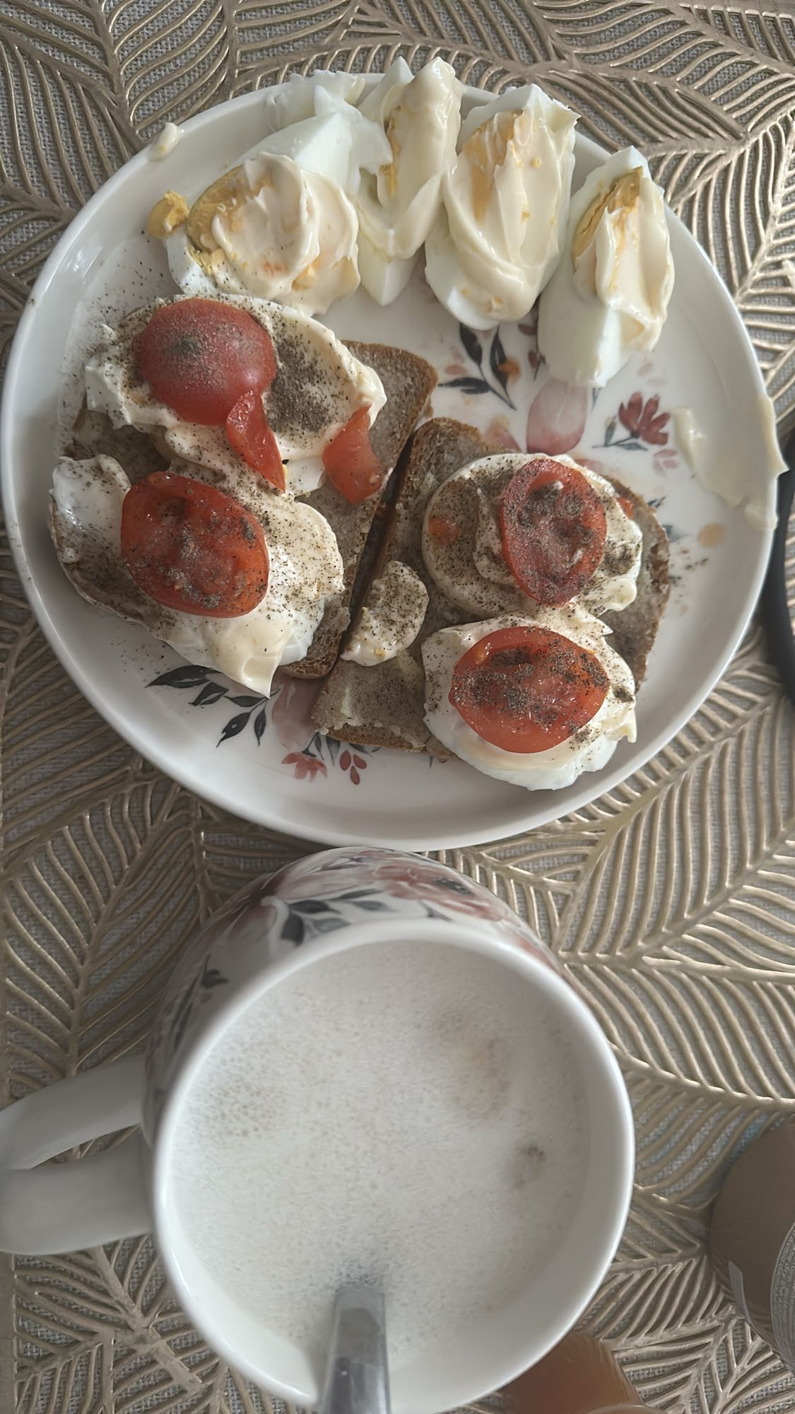 Jajka, kanapki i kawa z mlekiem