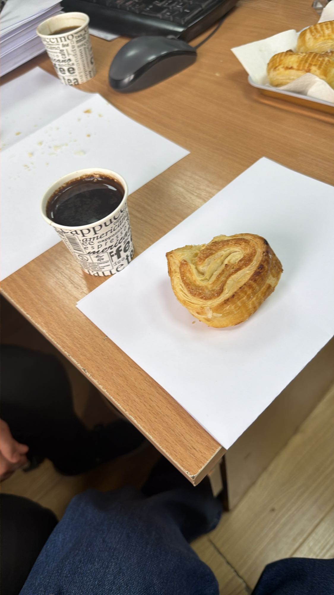 Кофе и слойка