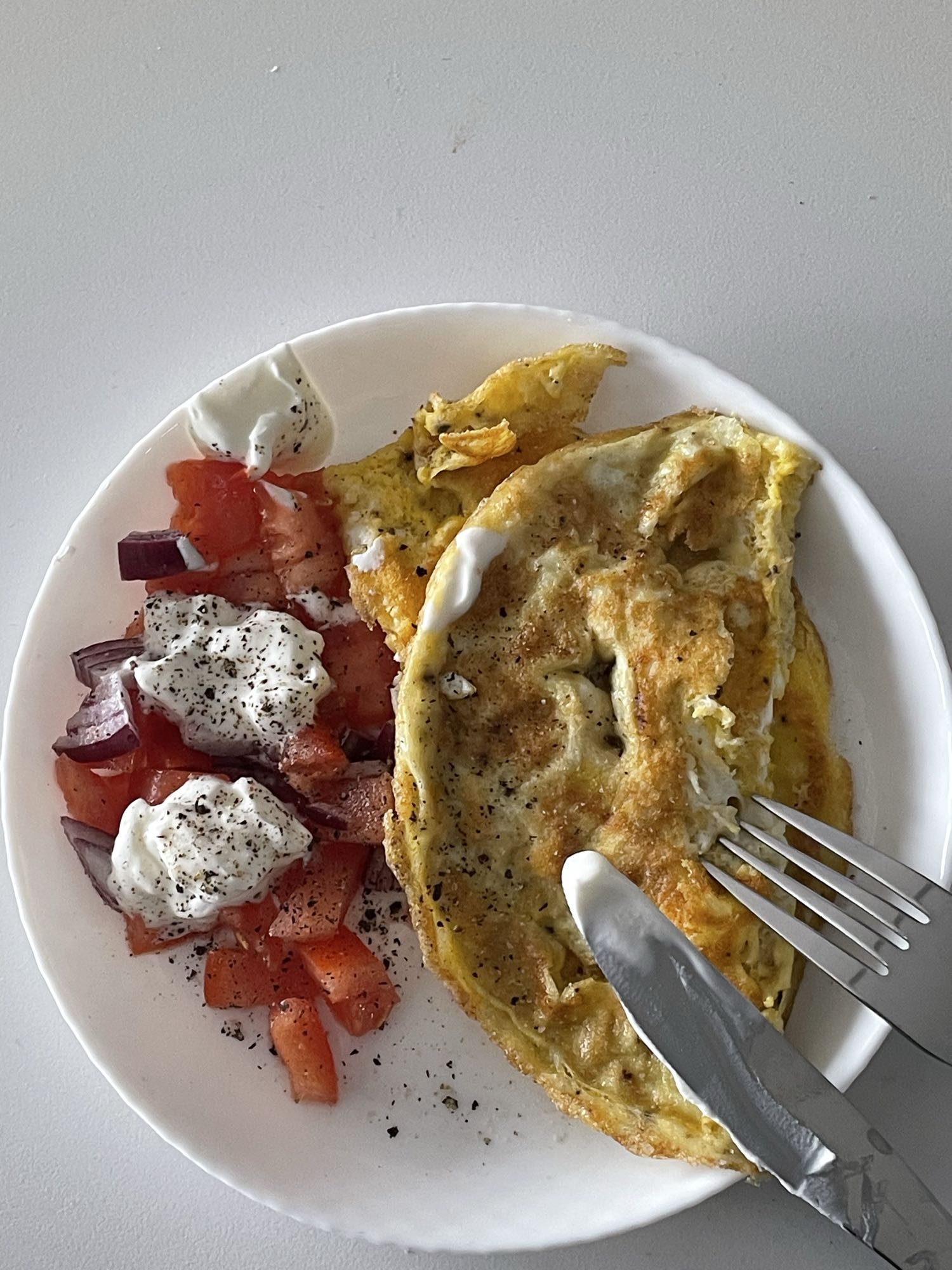 Omlet z warzywami i jogurtem