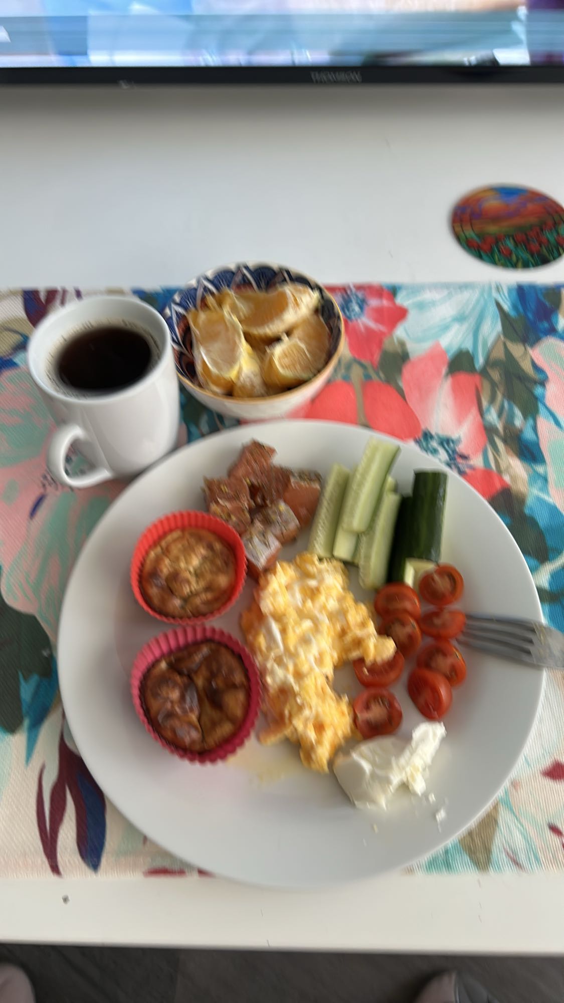 Завтрак с омлетом и овощами
