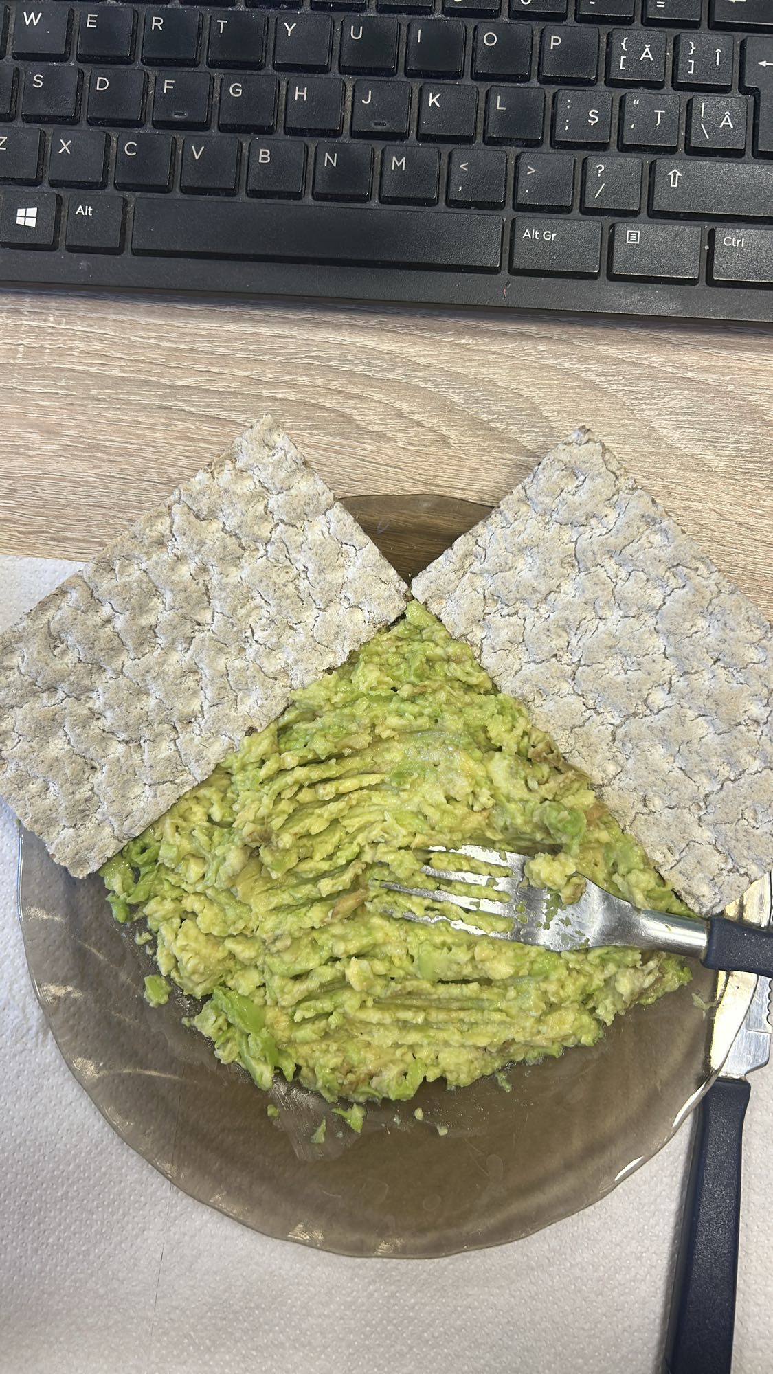Pasta de avocado cu crackers