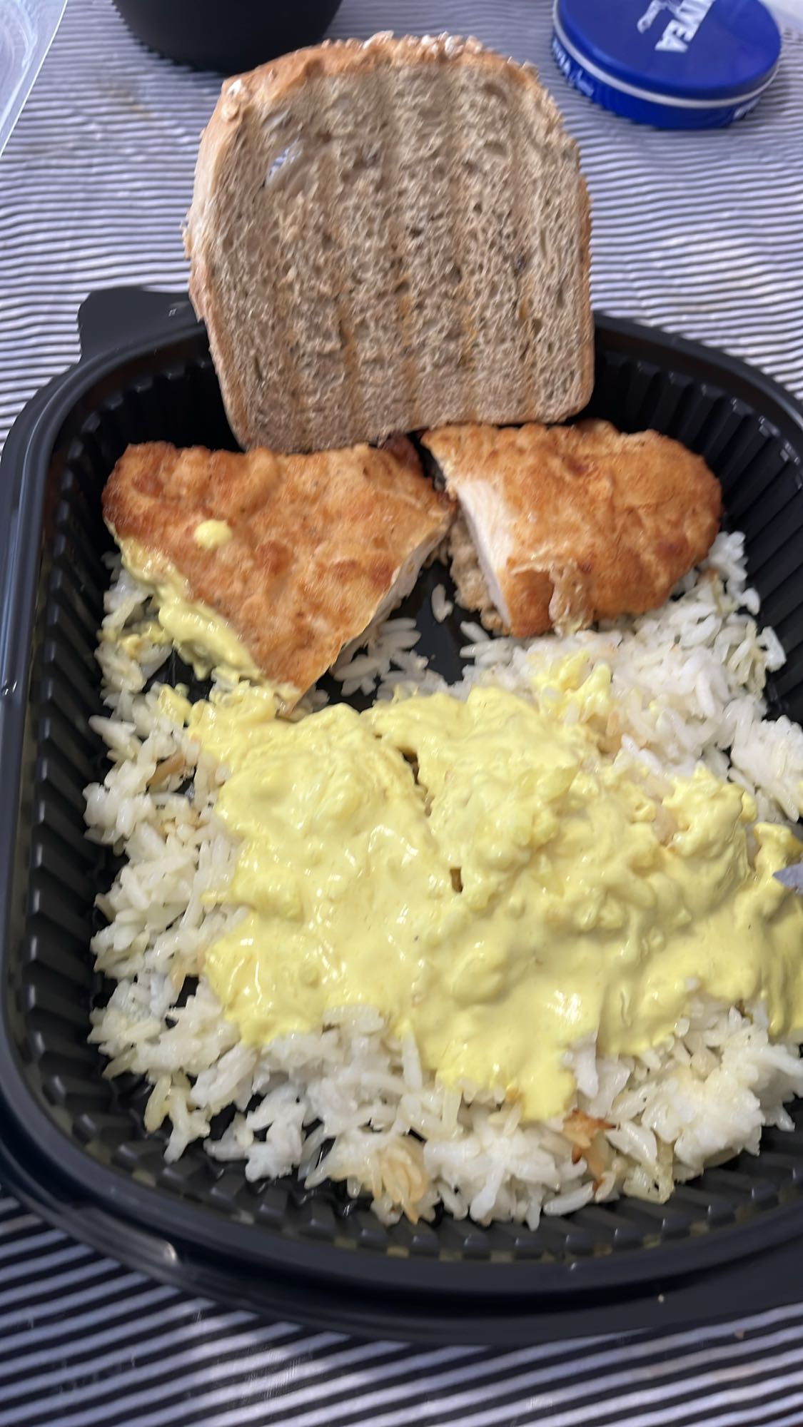 Панирано пиле с ориз и сос