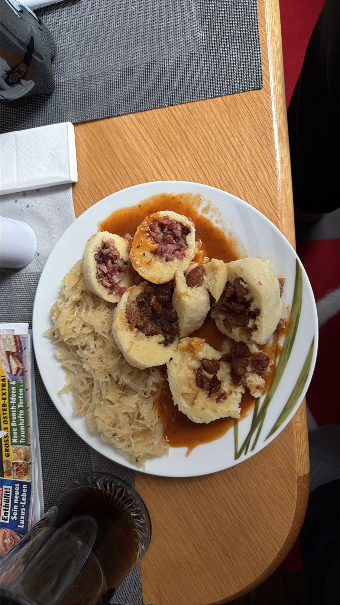 Gefüllte Knödel mit Sauerkraut