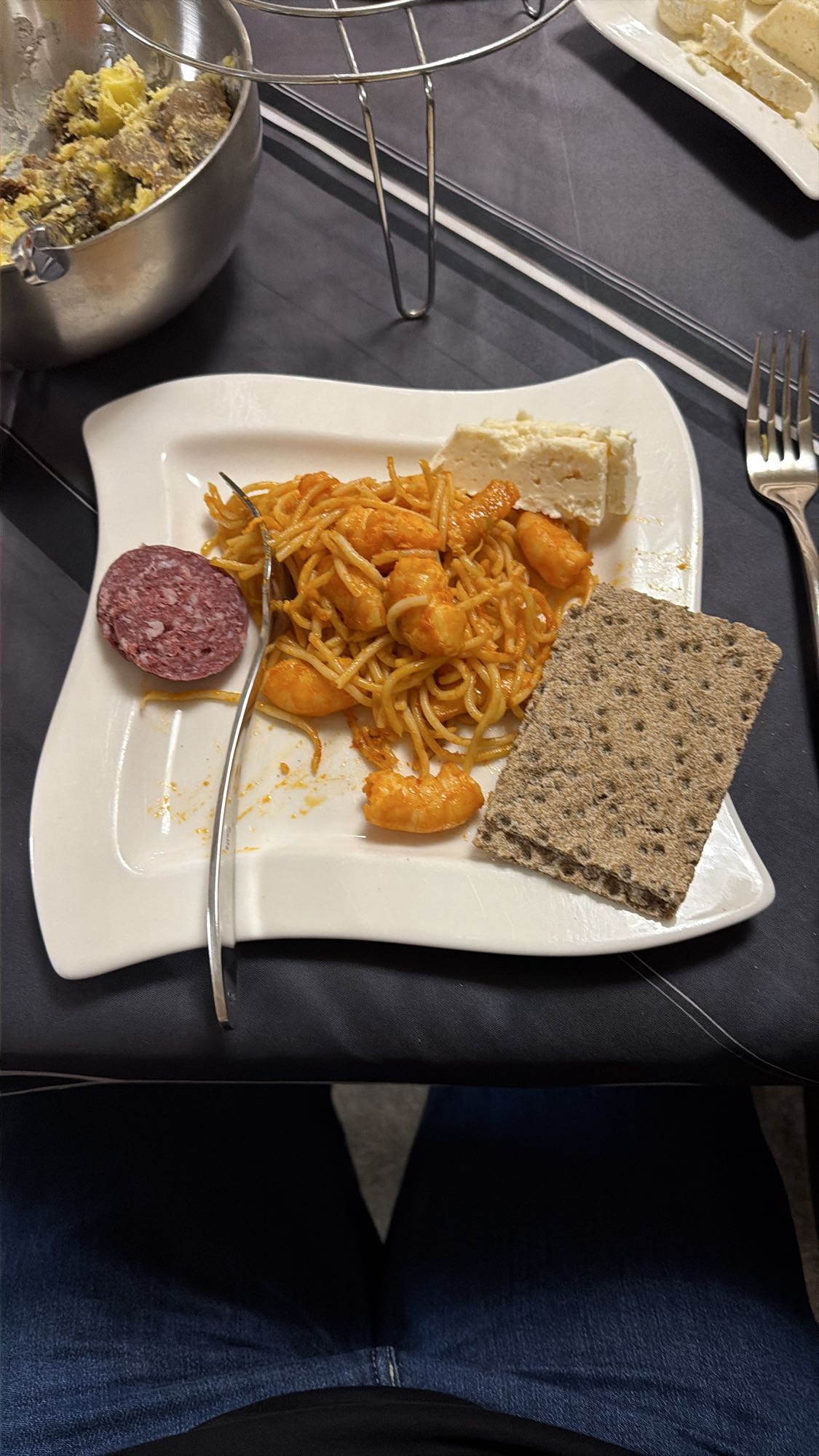 Паста с креветками и закусками