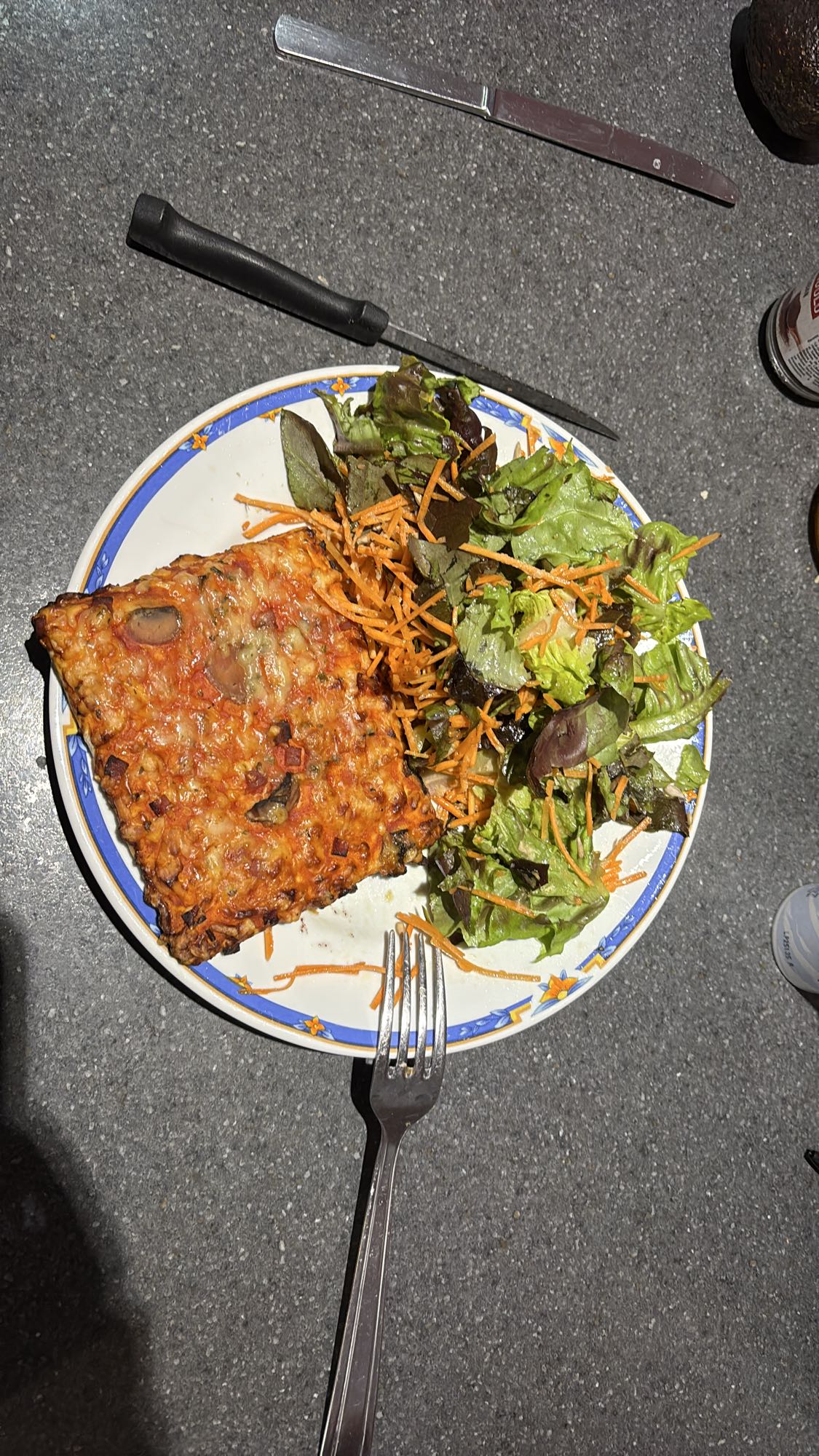 Pizza et salade verte