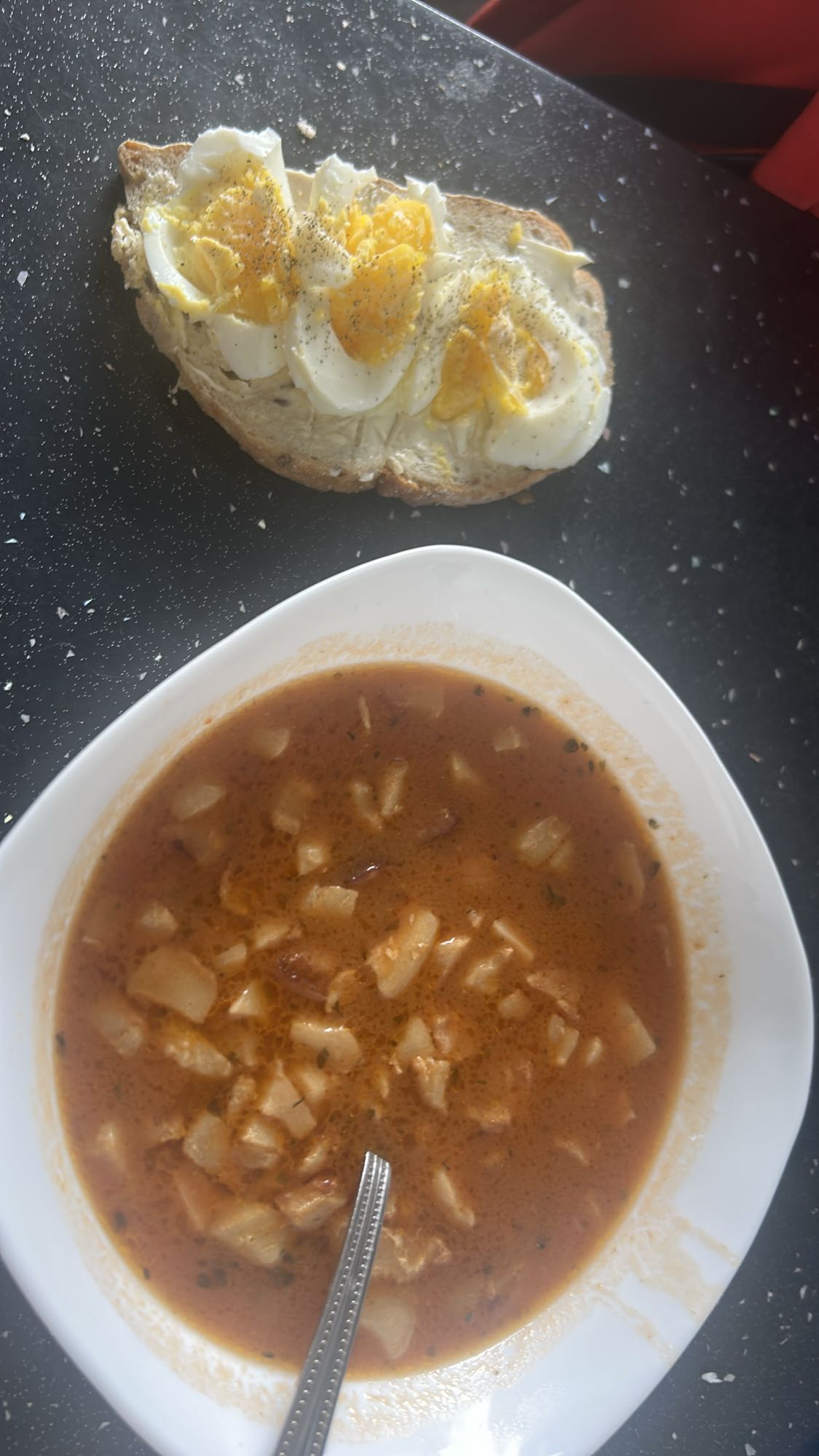 Jajka na chlebie i zupa