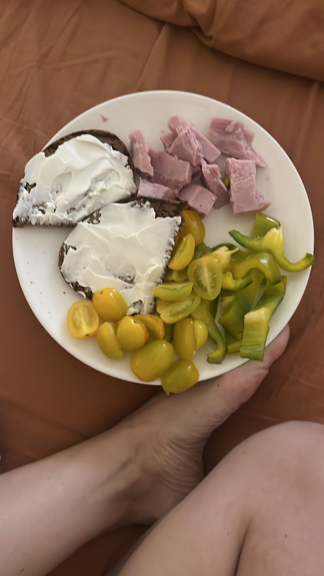 Тарілка з овочами та хлібом