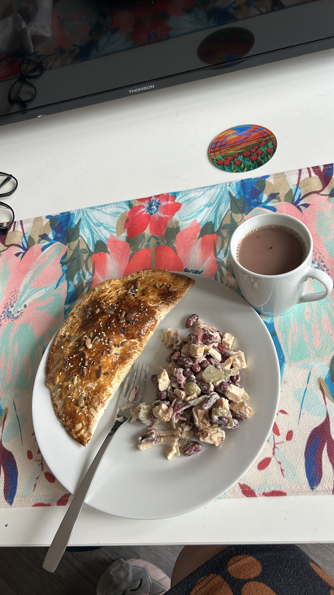 лепешка с салатом и какао