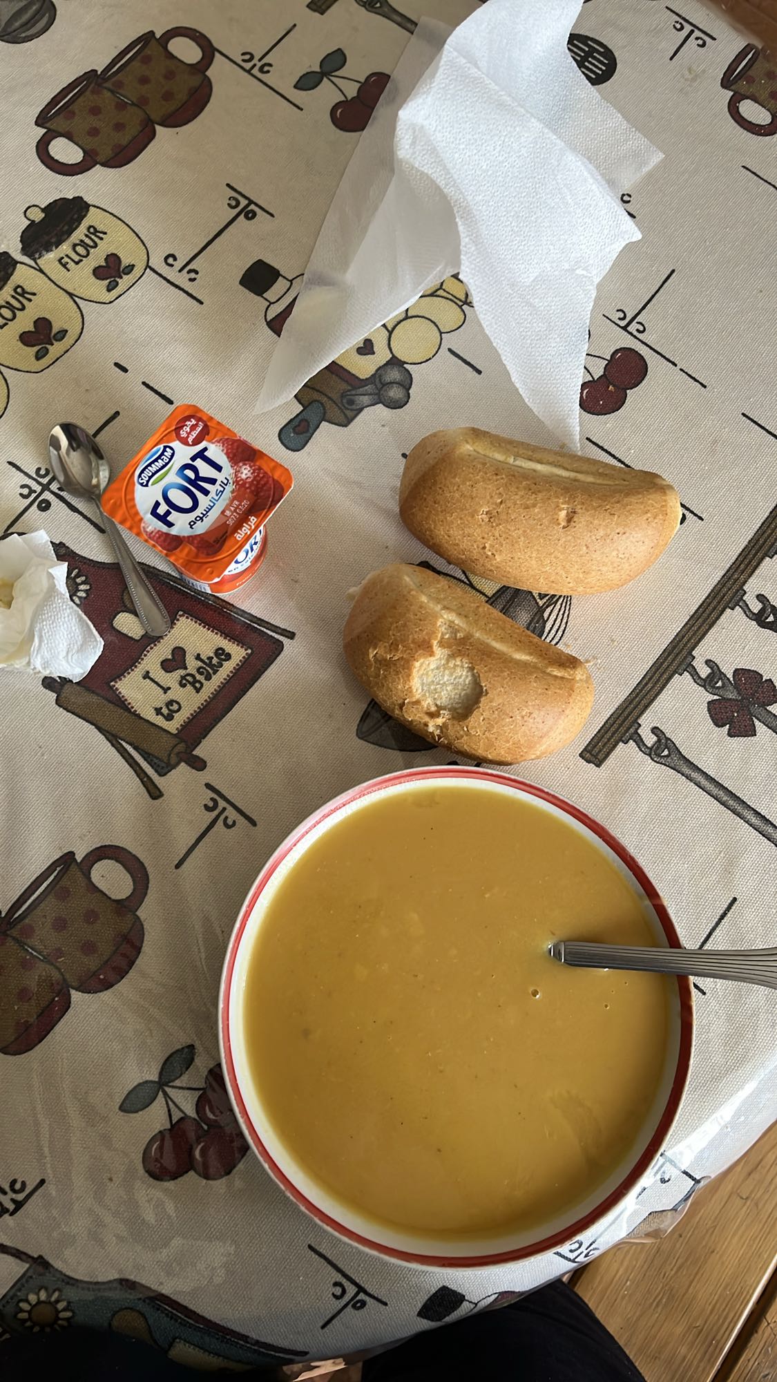 Soupe, pain et yaourt