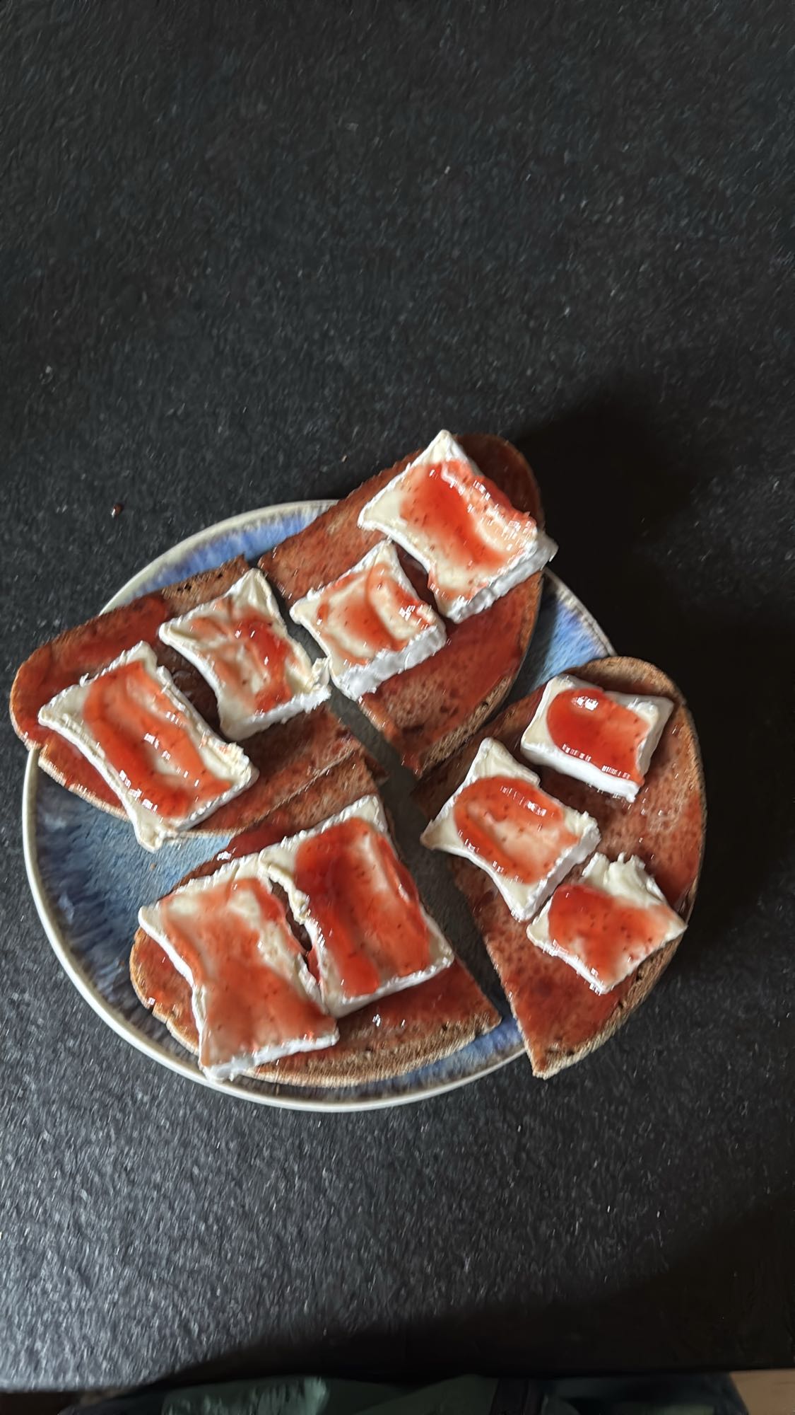 Toast met brie en jam