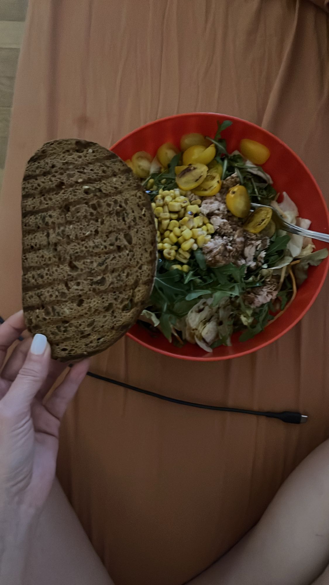 Салат з тунцем і хлібом