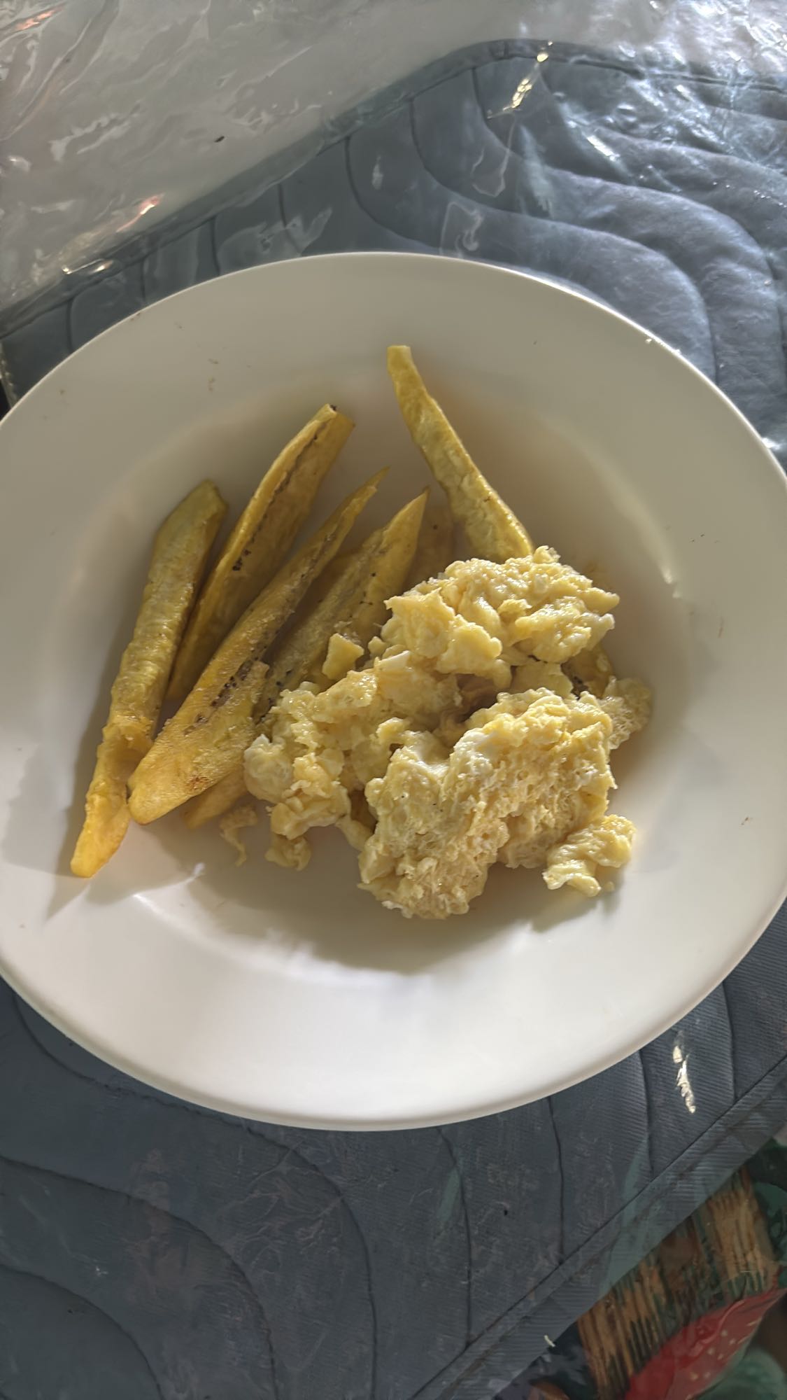 huevos revueltos y plátano
