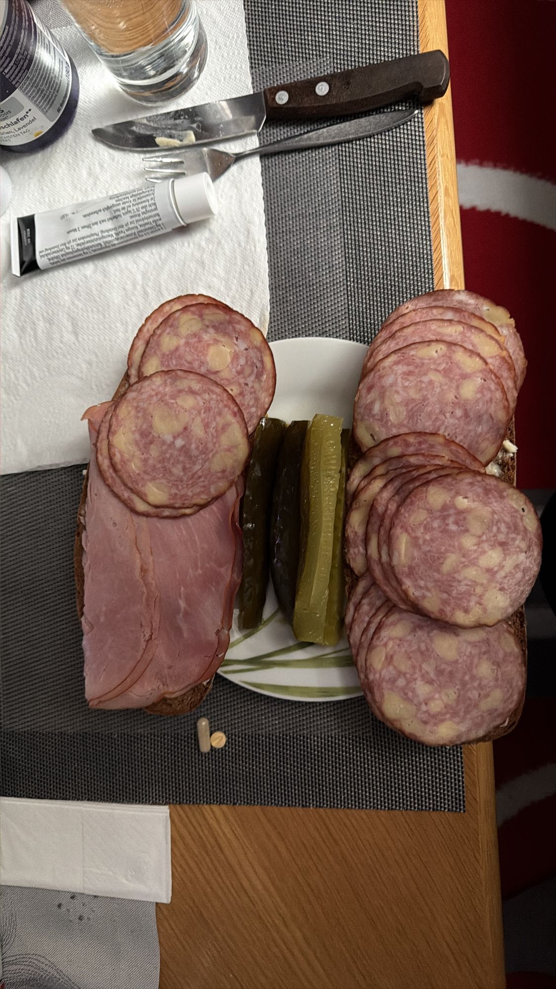 Brot mit Wurst und Gurke