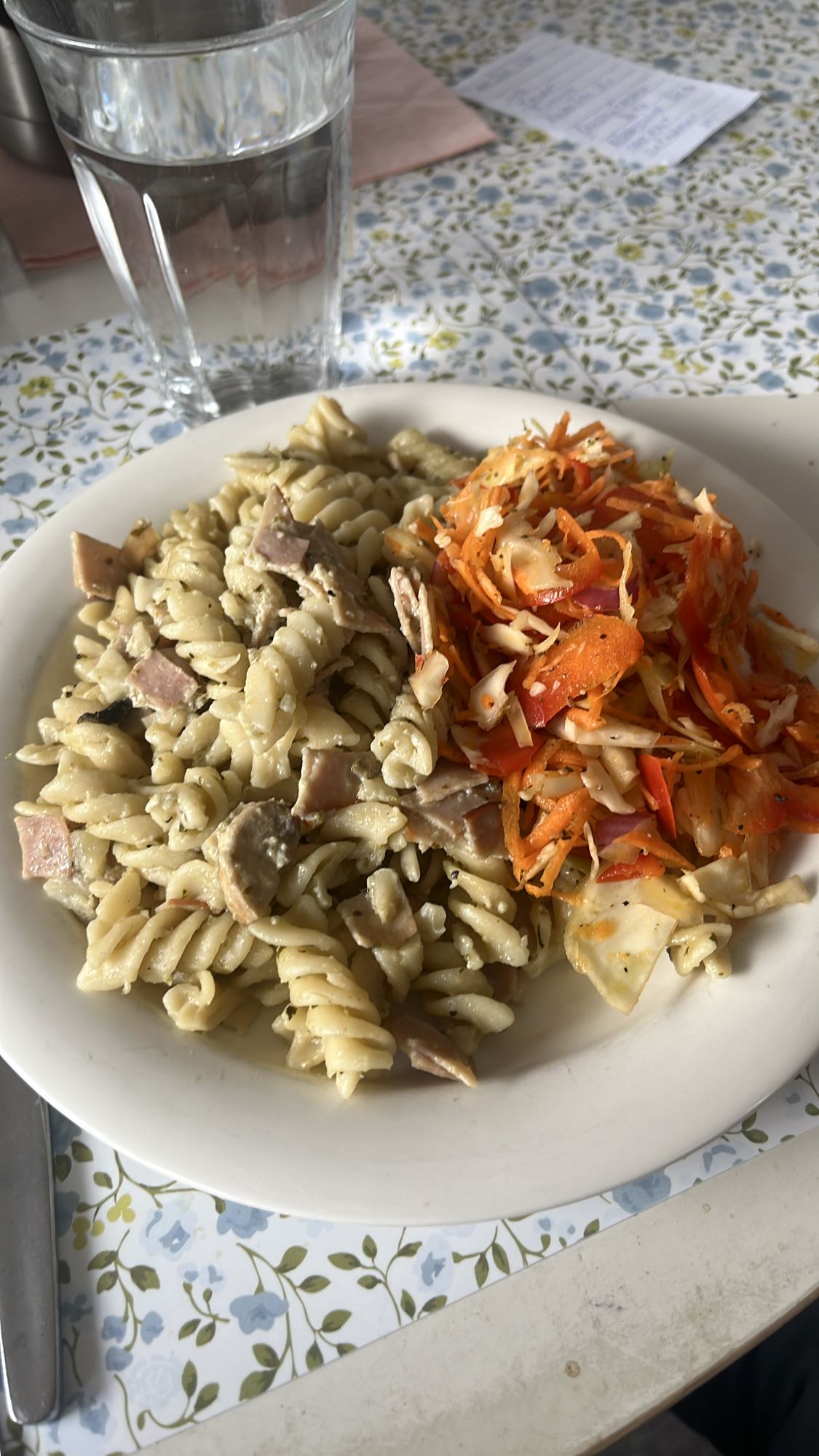 Pasta med skinka och sallad